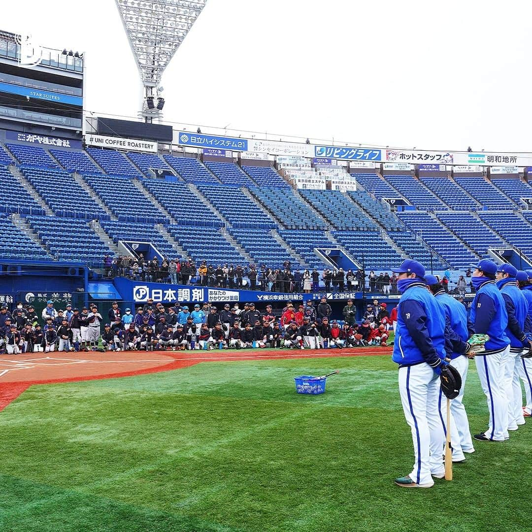 横浜DeNAベイスターズさんのインスタグラム写真 - (横浜DeNAベイスターズInstagram)「. 11/26(日)に球界最大規模の野球教室『キッズベースボールフェスティバル2023』を開催しました！  横浜スタジアム・横須賀スタジアムあわせて約2,500名の子どもたちが参加し、現役選手たちとのふれあいを楽しんでいました。  特に選手によるトスバッティングの実演は大盛り上がり！ 1球1球に歓声が沸いていました！  #横浜スタジアム  #横須賀スタジアム  #baystars」11月26日 15時14分 - baystars_official