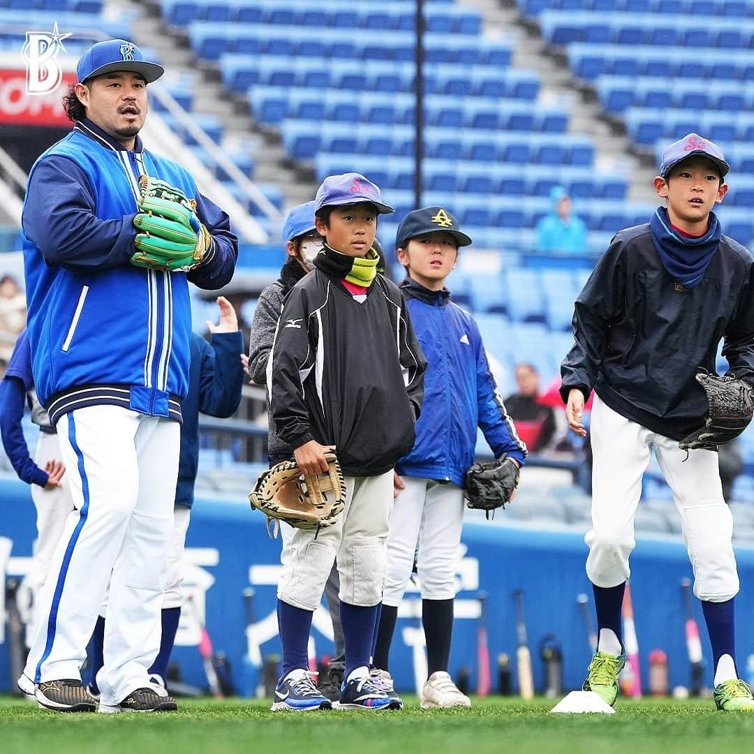 横浜DeNAベイスターズさんのインスタグラム写真 - (横浜DeNAベイスターズInstagram)「. 11/26(日)に球界最大規模の野球教室『キッズベースボールフェスティバル2023』を開催しました！  横浜スタジアム・横須賀スタジアムあわせて約2,500名の子どもたちが参加し、現役選手たちとのふれあいを楽しんでいました。  特に選手によるトスバッティングの実演は大盛り上がり！ 1球1球に歓声が沸いていました！  #横浜スタジアム  #横須賀スタジアム  #baystars」11月26日 15時14分 - baystars_official