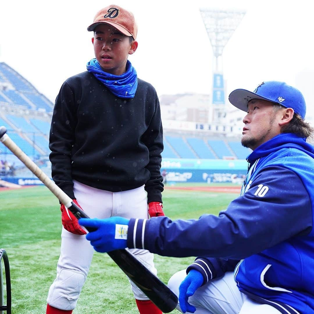 横浜DeNAベイスターズさんのインスタグラム写真 - (横浜DeNAベイスターズInstagram)「. 11/26(日)に球界最大規模の野球教室『キッズベースボールフェスティバル2023』を開催しました！  横浜スタジアム・横須賀スタジアムあわせて約2,500名の子どもたちが参加し、現役選手たちとのふれあいを楽しんでいました。  特に選手によるトスバッティングの実演は大盛り上がり！ 1球1球に歓声が沸いていました！  #横浜スタジアム  #横須賀スタジアム  #baystars」11月26日 15時14分 - baystars_official