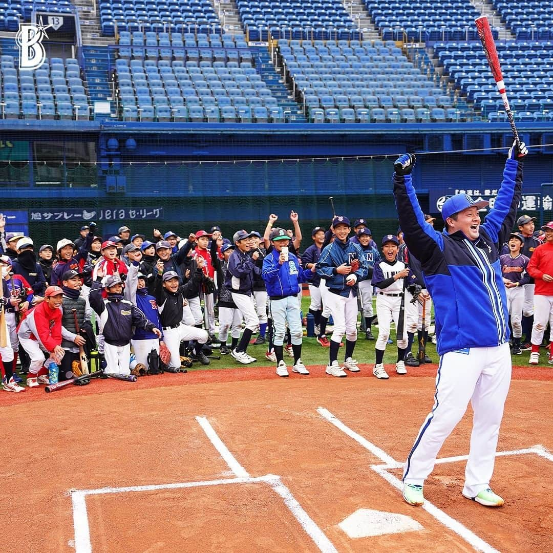 横浜DeNAベイスターズのインスタグラム：「. 11/26(日)に球界最大規模の野球教室『キッズベースボールフェスティバル2023』を開催しました！  横浜スタジアム・横須賀スタジアムあわせて約2,500名の子どもたちが参加し、現役選手たちとのふれあいを楽しんでいました。  特に選手によるトスバッティングの実演は大盛り上がり！ 1球1球に歓声が沸いていました！  #横浜スタジアム  #横須賀スタジアム  #baystars」