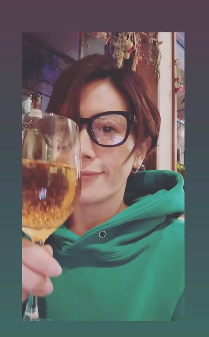 長谷川理恵のインスタグラム：「お寒うございます 皆さま、あたたかくして良い週末をお過ごしください🍷🌙」