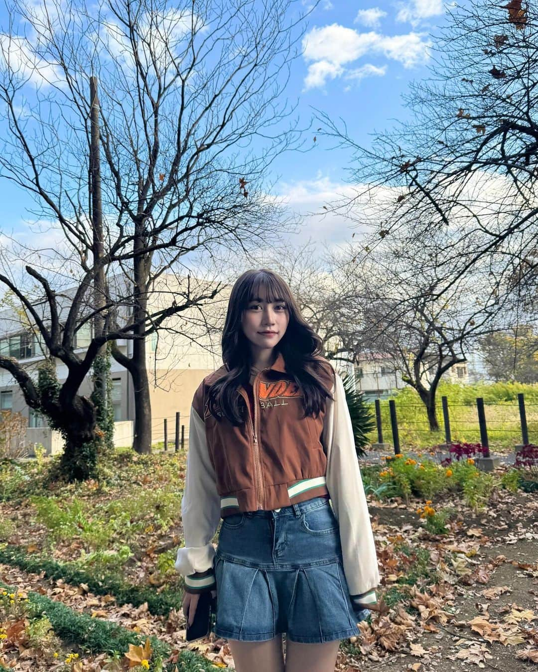 ゆらさんのインスタグラム写真 - (ゆらInstagram)「秋っぽい写真🐿🌰🍁🍂 もう寒い〜𓏲𓇢𓂅  友達の大学文化祭楽しかった‎⑅⃛  透明感あるベージュカラーがとってもかわいい(*´ｰ`*) @yeseung_926  ありがとうございます☆。.:＊・゜  #ootd #reels #데일리 #팔로우#오오티디#카페#패션#일본 #좋아요환영	#인친황영 #ベージュカラー #カラー」11月26日 15時21分 - lalalim_00