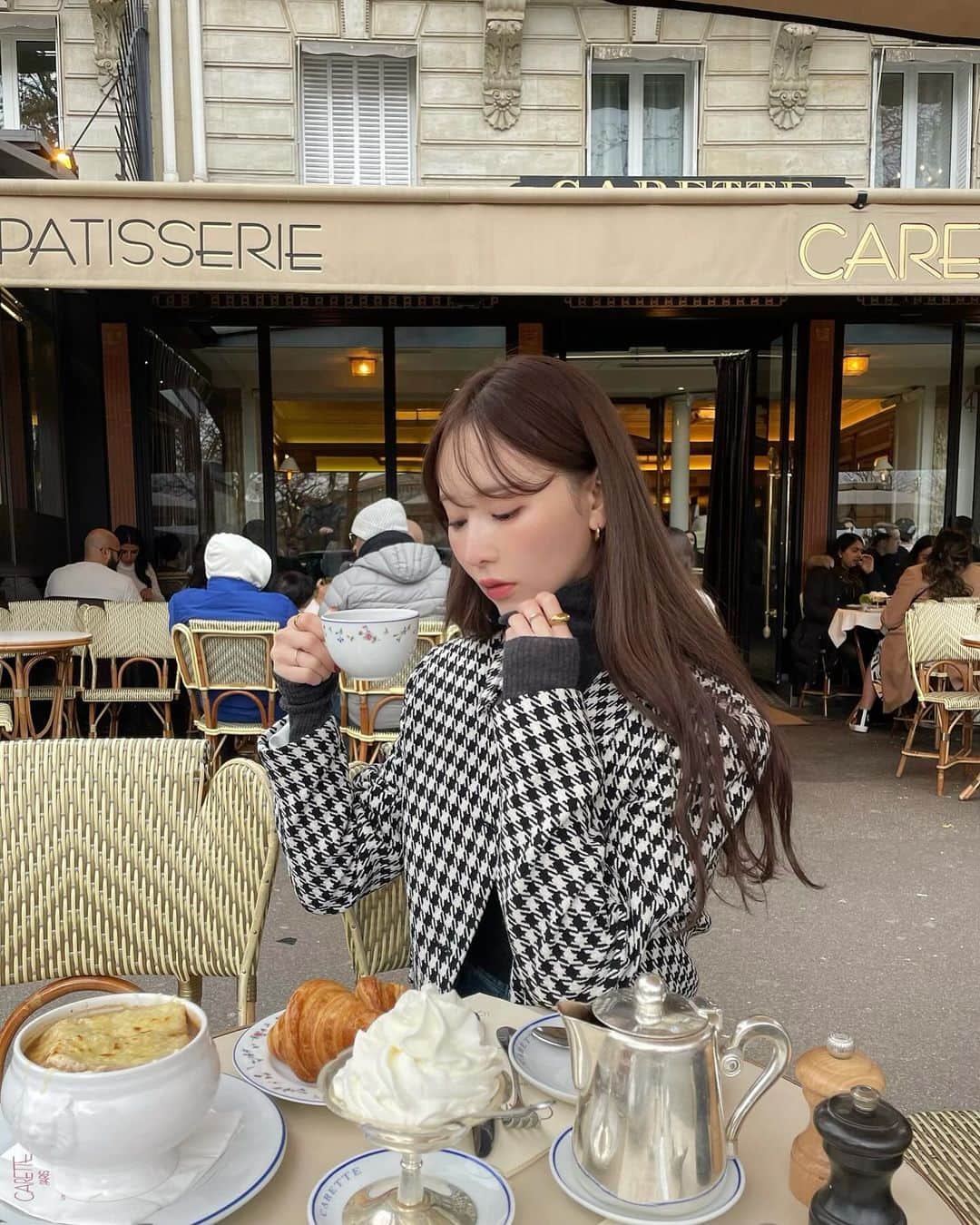 櫻田結子のインスタグラム：「📍carette ⁡ 大行列だったけど、 寒い時期だからテラス席だと並んで5分ほどで入れた~♥!!どれも絶品で美味し過ぎました、、さすが人気店☺️ ⁡ オニオングラタンスープ クロワッサン チョコレート ホイップを注文♥ ⁡  #paris」