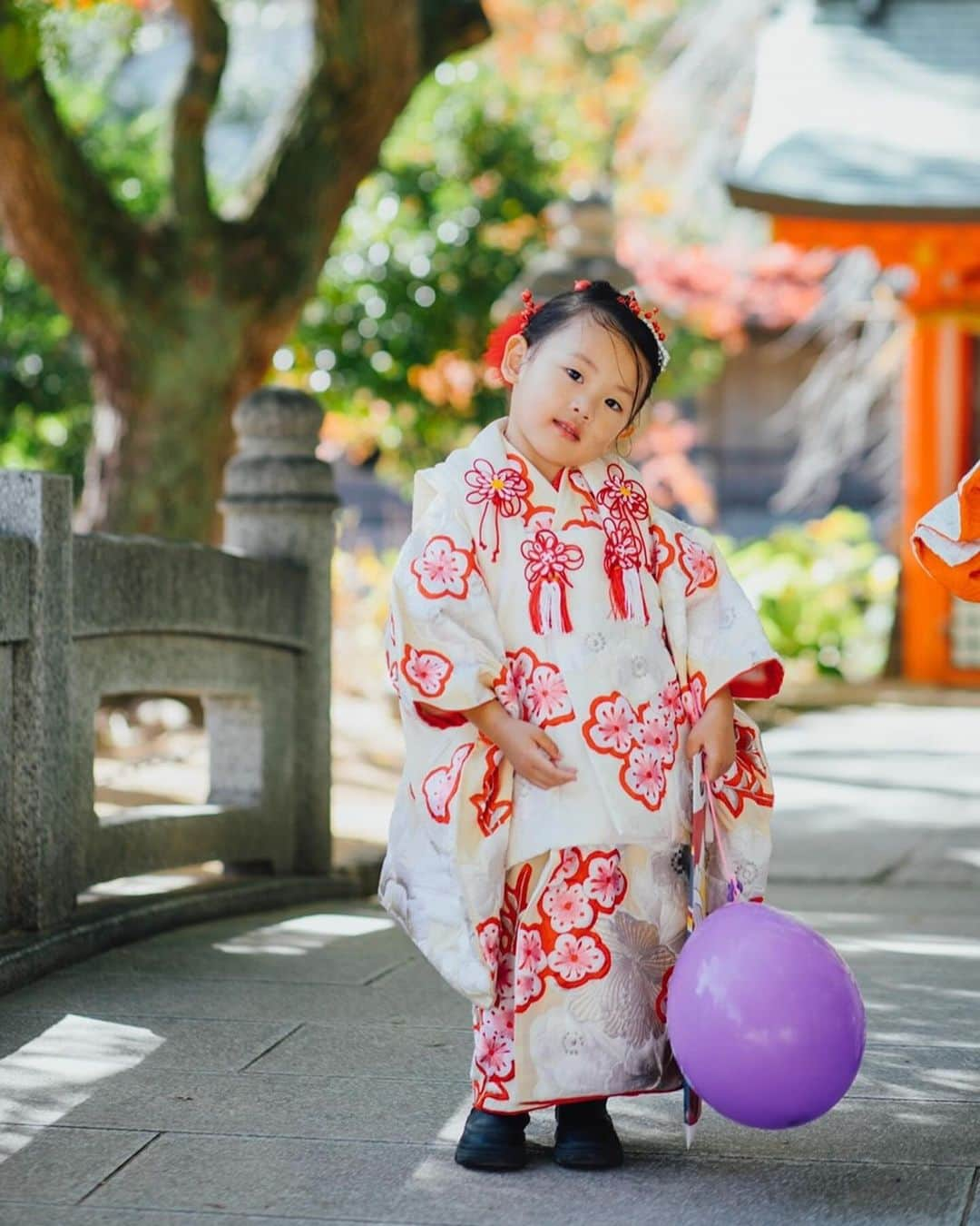 高園あずささんのインスタグラム写真 - (高園あずさInstagram)「. フォルムがたまらない3歳の七五三🥹♡  心都、おめでとう☺️ ここまですくすくと育ってくれてありがとう♡ 親の願いはただただ健康に育ってくれることがまず1番🫶🏼 これからも心都らしく、自由にのびのびと♡  写真はいつもお世話になりまくりの みーちゃん @misaki_tsujita 📸 今年は七五三のご予約も満員だったみたいだけど 年内まだスタジオ撮影チャンスがあるみたい👌🏼♡ 来年のご予約もお早めに♡  ヘアメイク、着付けは SCREENさんで。 @screenkaori さんありがとう🤍  #koto_ #七五三」11月26日 15時23分 - azusa_takazono