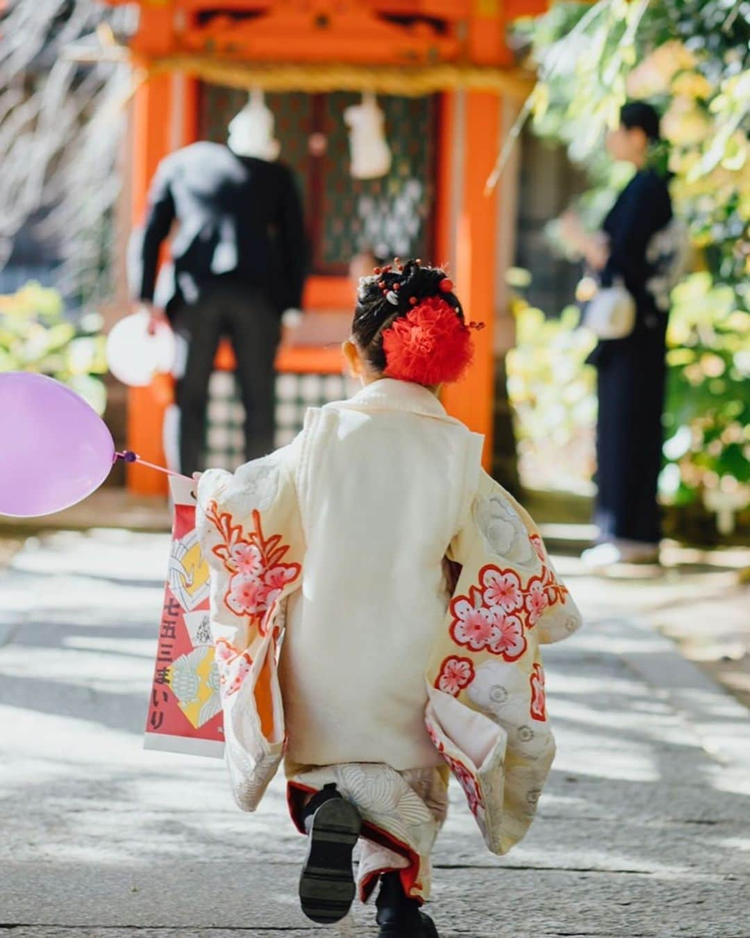 高園あずささんのインスタグラム写真 - (高園あずさInstagram)「. フォルムがたまらない3歳の七五三🥹♡  心都、おめでとう☺️ ここまですくすくと育ってくれてありがとう♡ 親の願いはただただ健康に育ってくれることがまず1番🫶🏼 これからも心都らしく、自由にのびのびと♡  写真はいつもお世話になりまくりの みーちゃん @misaki_tsujita 📸 今年は七五三のご予約も満員だったみたいだけど 年内まだスタジオ撮影チャンスがあるみたい👌🏼♡ 来年のご予約もお早めに♡  ヘアメイク、着付けは SCREENさんで。 @screenkaori さんありがとう🤍  #koto_ #七五三」11月26日 15時23分 - azusa_takazono