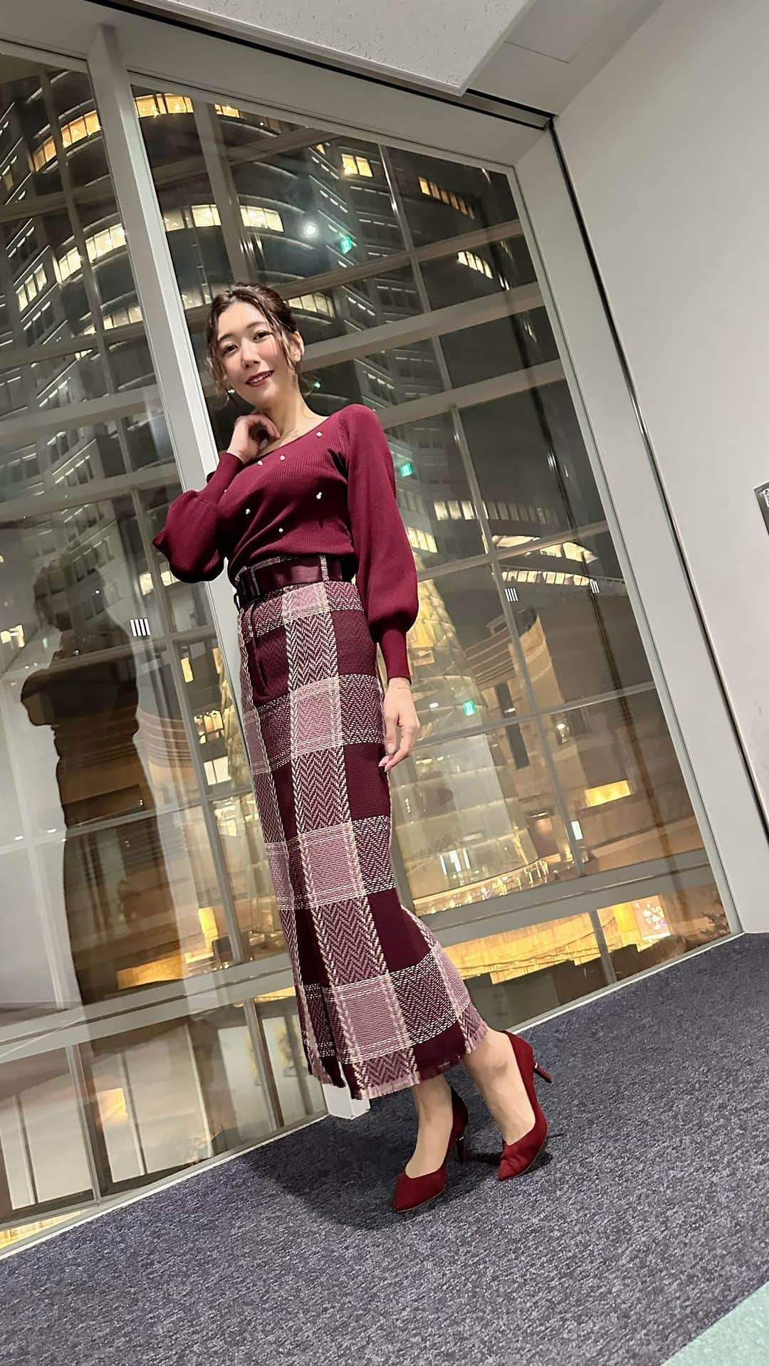 穂川果音のインスタグラム：「金曜アベプラ衣装👗  急に冬の寒さになりましたね〜☃️ 少し厚手のスカートで暖かコーデです。 アウターは冬コートで🧥  ただ、来週は再び暖かくなったりと気温の変化が忙しいです汗 体調管理しっかりとしていきましょう！  #衣装　#天気コーデ　#11月コーデ　#11度の日コーデ　#気象予報士　#天気」