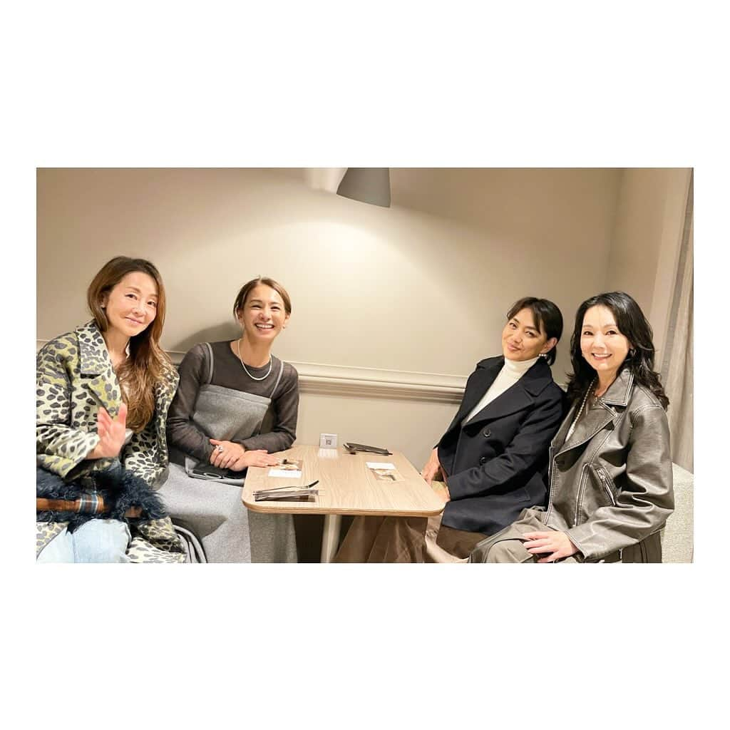 稲沢朋子さんのインスタグラム写真 - (稲沢朋子Instagram)「@hisaya_azabudaihills  HISAYA KYOTO 麻布台ヒルズ店へも行ったよ  お手伝してる〜と聞いて @ayuuki0908  ユウキちゃんに会いに！と、お目当ての和栗のモンブランを食べにね✨  栗のお味が濃く和栗本来のお味を素材以上に上品に贅沢にも、丹波栗のモンブラン❤️ベースのアイスをほうじ茶か抹茶アイスと選べて〜お腹が許せば、どちらも食べたかったー もう一品！和平栗のパンケーキも食べたので😍 濃厚なお味ながら優しい甘さを楽しめる贅沢な一品✨  麻布台ヒルズオープンしましたね！ またゆっくり行こうと思います  #hisaya_azabudaihills  #麻布台ヒルズ」11月26日 15時29分 - ina_tomo