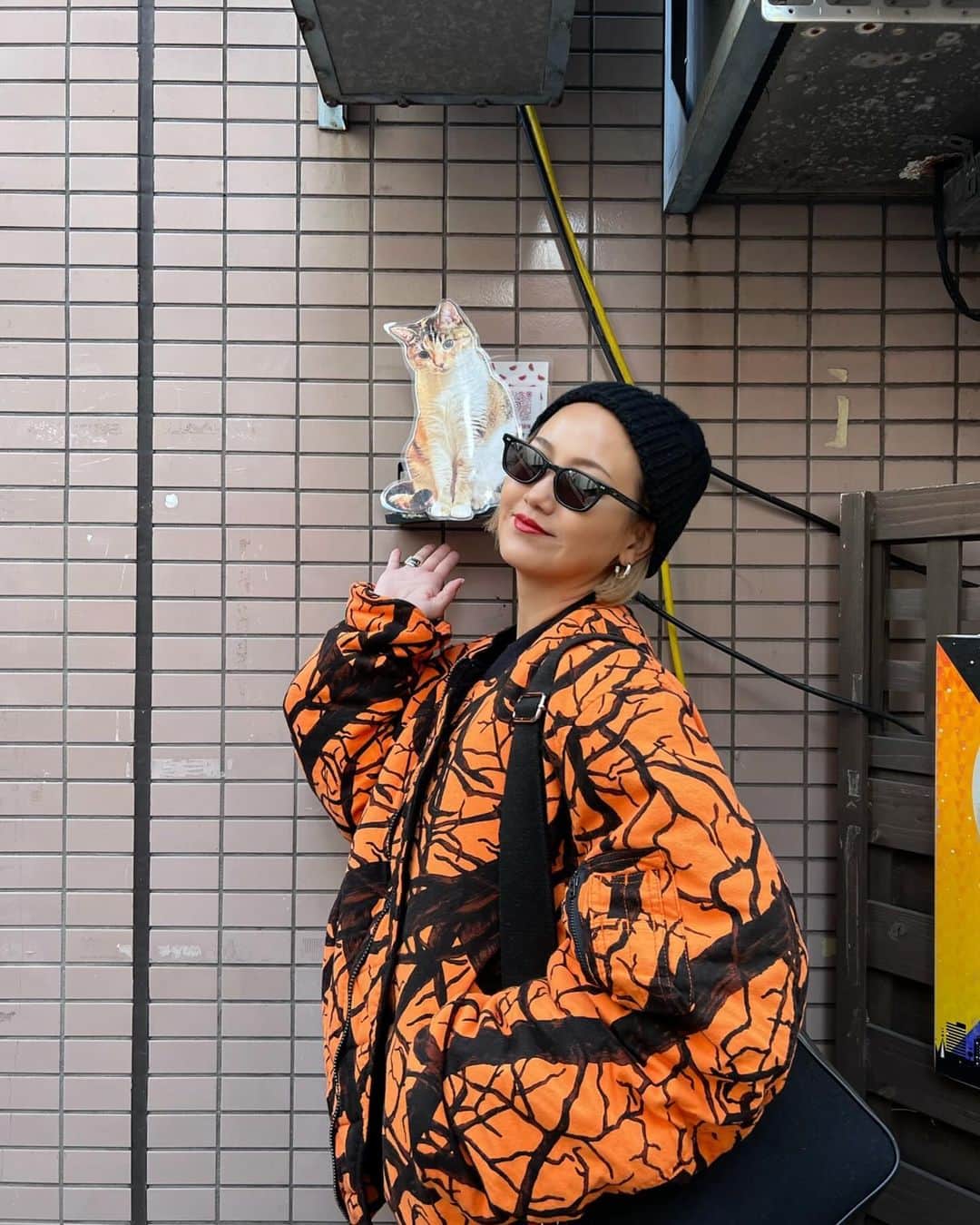 亜弥のインスタグラム：「🐈 一気に寒くなった週末。 お気に入りのMA-1を着れた✌🏾 @masses_tokyo   #餃子を食べる為に1時間並んだ #14人前食べた  #🥟🥟🥟」
