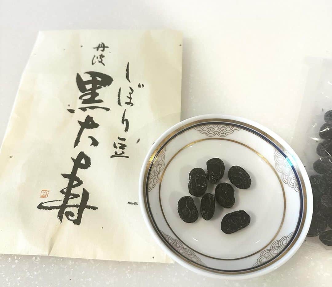 長野智子さんのインスタグラム写真 - (長野智子Instagram)「寒い日曜日ですが、めったに起きない頭上の光景にホッコリしています。。🐈🐈‍⬛  疲れた身体に優しい黒豆。京都で活躍されているキュレーターの梶川由紀さんからお土産で頂いたのですが、あまりの美味しさに手が止まりません😋オススメ。  皆様も暖かくしてよい日曜の午後をお過ごしくださいね。  #日曜日 #まったり #丹波黒大豆 #しぼり豆丹波黒大寿  #京都」11月26日 15時30分 - naganotomoko