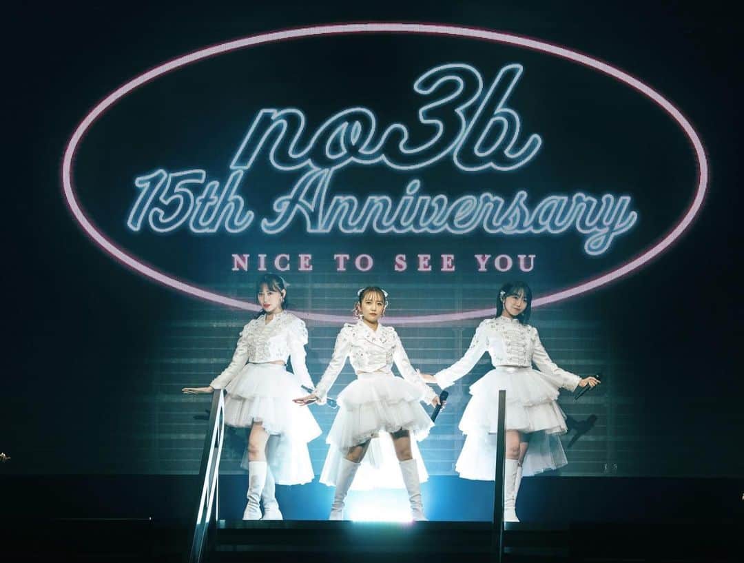 小嶋陽菜のインスタグラム：「本日11月26日はノースリーブス結成15周年👏 そして昨日はANNIVERSARY LIVEでした🪩 ご来場いただいた皆様、配信で観てくださった皆様、ありがとうございました！ まだ観てない人は絶っっ対に観てほしい！  久しぶりのLIVEどうだった？！ 私はめーっちゃ楽しかったー✨ ノースリーブスの曲って良いよね。LIVEの楽しさを久しぶりに感じました！全力で盛り上がってくれてありがとう😼✊ あの頃に一瞬で戻った気がした🪄 いつものovertureが流れてもちろん緊張したけど、ステージからの景色を見た時の安心感がすごかった！これが原点なんだな〜と。  15周年ははがっつりLIVEな構成！ AKB48を卒業してから、 たかみなは7年半、私は6年半、みぃちゃんは2年半。ブランクのあるなか😂たくさんのスタッフと一緒に作り上げました。 衣装はAKB48時代のしのぶちゃんのチームに作ってもらって（衣装のメイキングも撮ったよ🫰🏻） 演出も当時のLICOちゃんチームで今回はダンサーさんも一緒に作り上げてくれた！ 3人共ビジュ良いって言ってもらえて嬉しい！メイクさんありがとう😚 ステージのセットは1回のLIVEとは思えない豪華さ！音響さんにも助けられました🙏 あ、MCと映像はいつものおおみかさん🥺 素晴らしいスタッフのみなさんとここ数ヶ月LIVEのためにたくさんのことを積み重ねてきたけど、楽しんでくれるみんなを見て、全てやってよかったって思えた！もっとやりたいって思った..！  私にとってユニットでの活動って正直大変なことのほうが多かったけど、たかみなとみぃちゃんのことが大好きで人として尊敬していて一緒にいて楽しいってこと、そんな3人を応援してくれるファンのみんながいるから続けてこれました。思い返すと深夜ドラマとか過酷なロケとか変な企画も色々やってきたけど、テレビで話したグルグルバットの話とか😂長く続けていると色んな出会いがあったり、たくさんの大切な仲間が増えていて、幸せだなって昨日改めて感じました🙏みんなに感謝の気持ちでいっぱいです。  私の青春でしたとか小学生の頃Relux!を聴いていて〜とかドラマでファンになりました！とかたくさんの方の思い出になっているのが嬉しい！一生言い続けてほしい！そのためにも "ノースリーブス"って名前くらい、イケてる存在でいられるように、私は今後も頑張ります！  また会おうねー❤️」