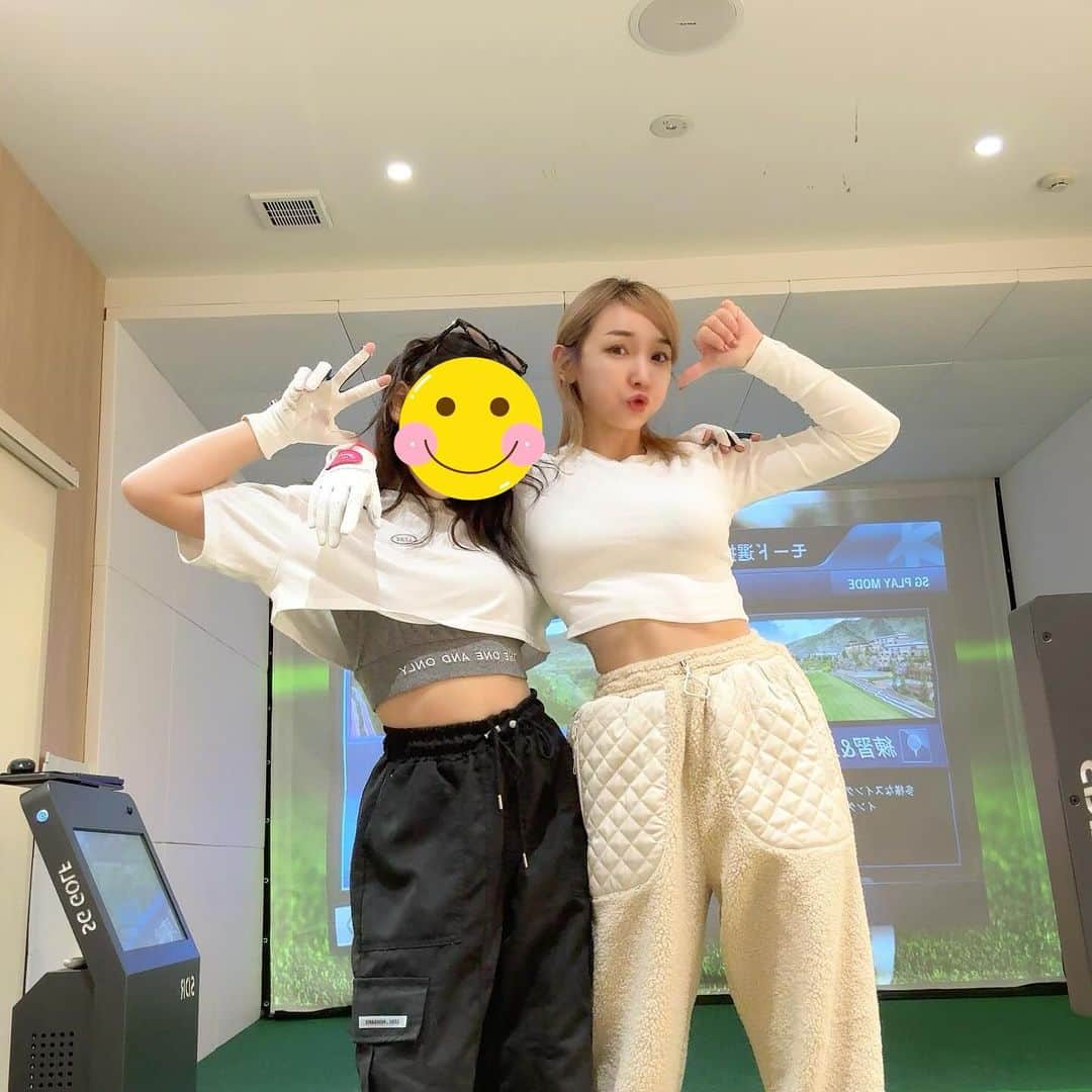 加護亜依のインスタグラム：「休日は子供達とシュミレーションゴルフ⛳️ あー楽しかった✨」