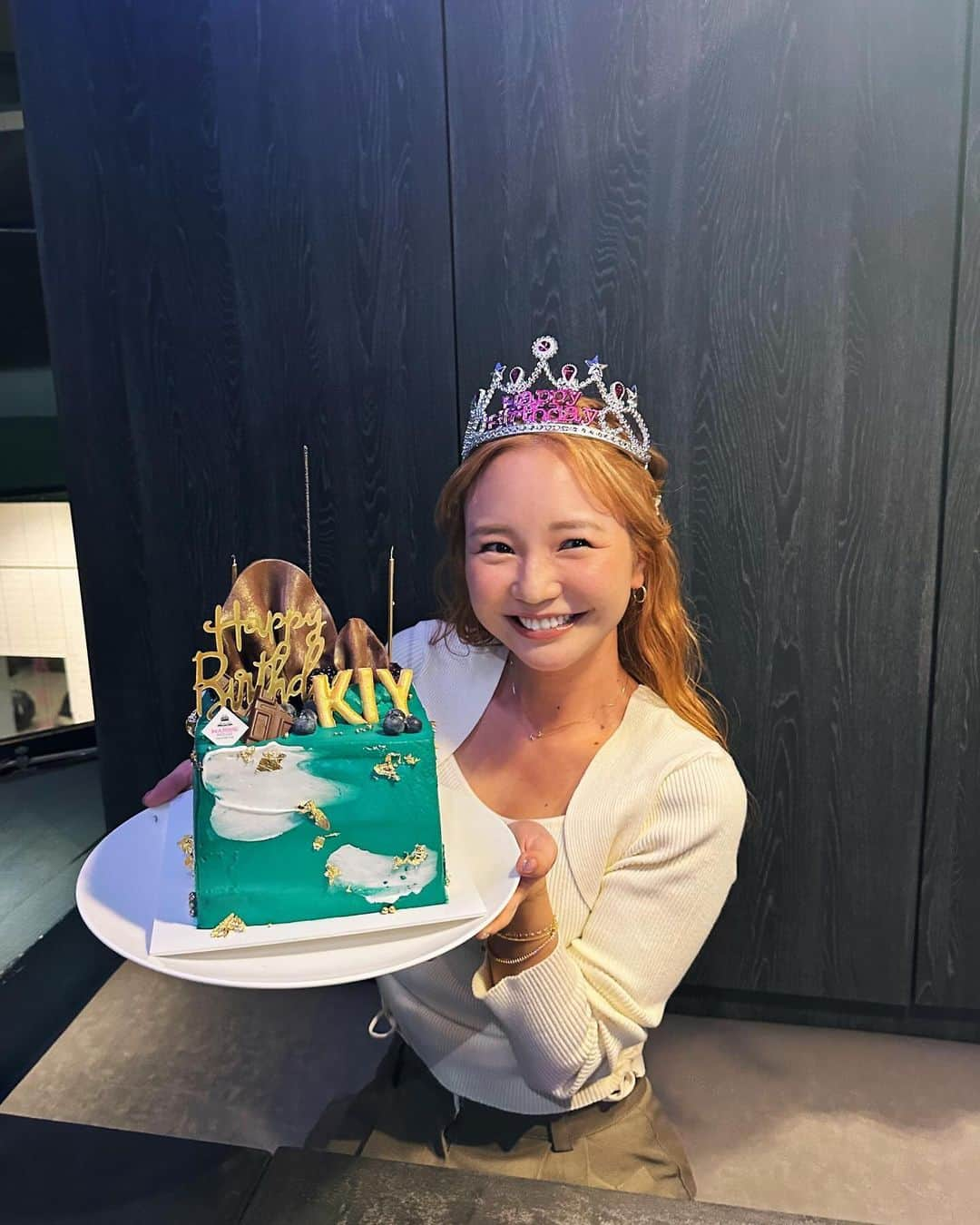 宮崎絹子のインスタグラム：「年に一度の弾ける日🤣 毎年恒例誕生日パーティー 本当に楽しすぎて余韻🤣🩷  @marinehouse_yourstorycake の オーダーケーキこんなに可愛いのに 本当に美味しいの！  毎年ありがとう🩷🩷🩷  ここから年末あっという間だよね！ みんな寒いから風邪ひかないように〜！！！」