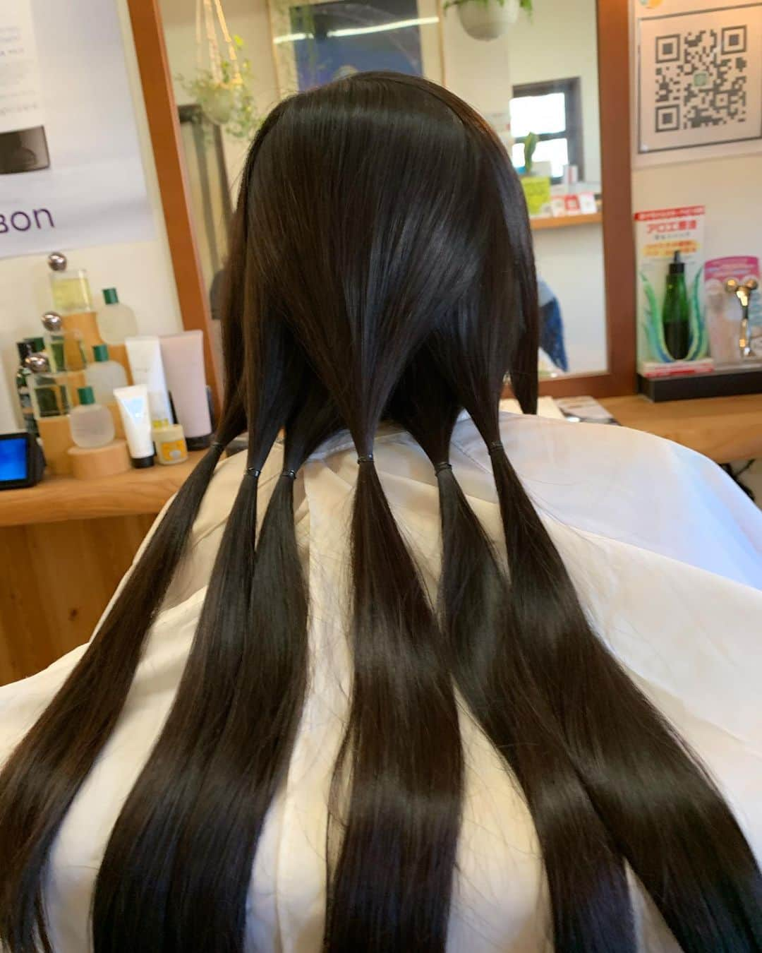 都竹悦子さんのインスタグラム写真 - (都竹悦子Instagram)「親子でヘアドネーション。  賛同サロン、satio（高山警察署前の可愛いおしゃれな美容室です！）にて、 娘は2回目 私は初めてのヘアドネーション。  https://www.jhdac.org/hair.html 2年前、自分から「やりたい」と言い出した娘。 その時に「次は一緒に」と言った、7歳の娘との約束を 今やっと果たすことができました。  娘は、また髪が長く伸びたらやりたいとのこと。 「ヘアドネーションは30回分くらいでやっと1人のウィッグができるんだよ。だから、おばあちゃんになるまで続けてやっと1人を笑顔にできるってこと。だからこれからも、まだまだ続けていくんだよ！」と。 お母さんはあなたを心から誇りに思います。  ヘアドネーション施術をもう何年もやっていらっしゃる 東明子さん@satio  satio✂︎（サティオ） 予約制  TEL  0577-35-3050 〒506-0851  岐阜県高山市大新町4-181-3 定休日  毎週月曜日  第3日曜日 営業時間  AM 9：00〜  https://satio.jimdofree.com  #9歳 #ヘアドネーション　#愛おしくて　#毎日が　#宝物　#satio #ヘアドネーション賛同サロン  #高山市」11月26日 15時37分 - etsukotsuzuku