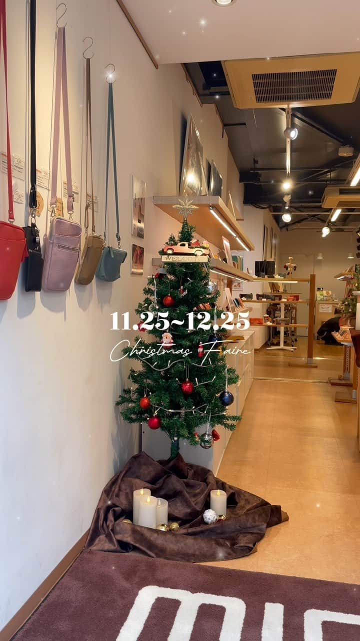 革財布のお店【mic 吉祥寺店】のインスタグラム：「\ 🎁11/25~11/25 クリスマスフェア開催🎄🎅🏻/  クリスマスギフトラッピングが無料！ 更に、新商品も入荷！ ギフトのご相談いつでも承っております🎁 #革小物#革財布#革#雑貨#吉祥寺」