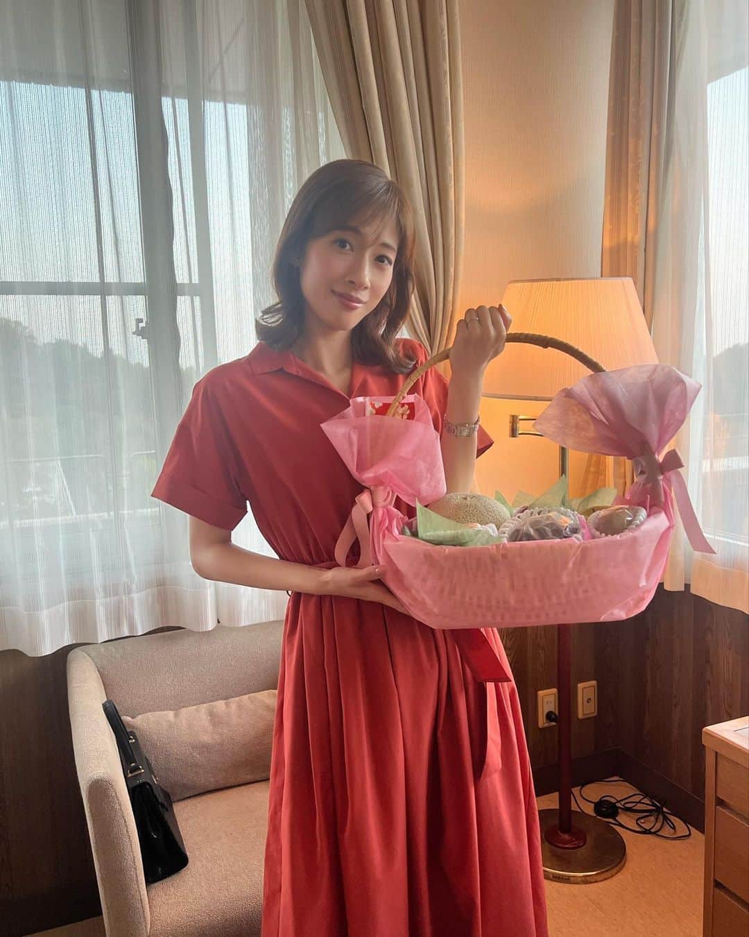 下剋上球児のインスタグラム：「🍈🍎🍌  放送まであと…5時間✨✨ 素敵なワンピース姿の杏奈さん、フルーツカゴが豪華です…！  #tbs #日曜劇場 #下剋上球児 #今夜9時第7話放送✨」