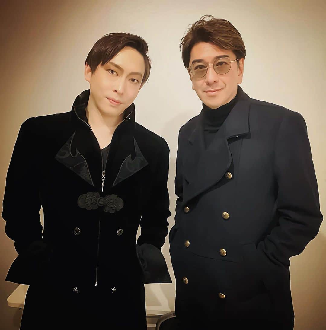 山口賢人のインスタグラム：「舞台「果てしない海の向こうへ」 ～月の裏側から～ Jupiter  残すところ、ラスト1公演💥💥💥  沢山のご来場、応援、本当にありがとうございます！！  本日のマチネは！日頃お世話になっている兄貴！川崎麻世さんが観に来て下さりました！  実は、劇中で僕が着てるこのコート、元はマヨさんの私物だったのです！マヨさんパワーをお借りして、ラスト、千秋楽、全力で挑みます！」