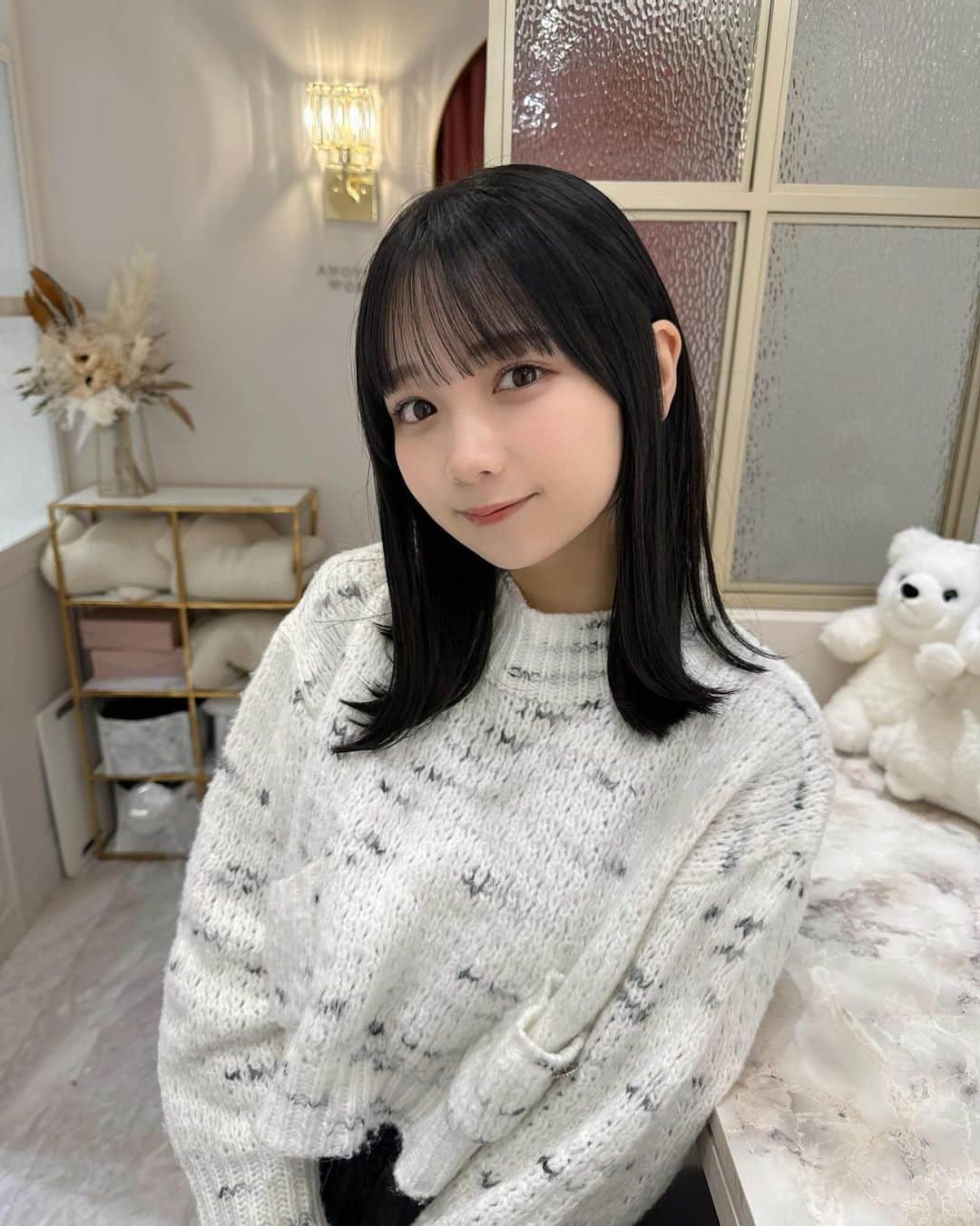 のインスタグラム：「この間ライブ前に山本さんのところでカットとカラーとトリートメントしてもらいました！！！！！ 髪の毛さらさらになった〜♡  ありがとうございました！」