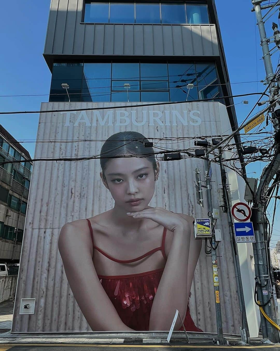 須田朱音さんのインスタグラム写真 - (須田朱音Instagram)「🇰🇷 11月渡韓記録✈︎ 街中は紅葉してるし🍁 どこもかしこも、 Christmas VMDでキラキラ✨  4ヶ月ぶりの韓国‼︎ 今回は美容の予定も2件あるし、 夜は旦那さんの推し活もあるので 朝から夜まで予定詰めつめです。  NEAVERで行きたいところピンしてたら 70件くらいになってた笑  kakaoタクシーも 今回の旅でほぼマスター🚕  行きは成田-仁川にしたんだけど🛬 仁川から江南は遠すぎる。 夕方のタクシーは時間読めないから AREXで移動🚇1時間20分くらい…。  成田まで行くのに2時間、飛行機2時間ちょい からのAREXだったからヘトヘト笑  帰りは金浦にして良かったと、 行きから思ったよね🛫  #渡韓記録 #韓国 #韓国旅行」11月26日 15時56分 - akane_godo