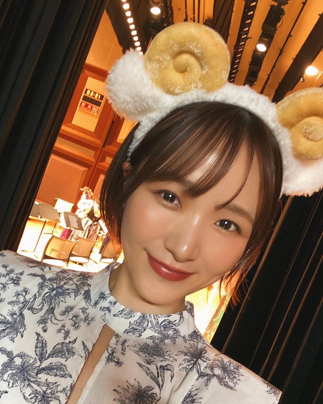 上妻未来のインスタグラム：「テーマはサーカス🎪 出演者がそれぞれのアイテムをつけて演奏しました✨  私はひつじの司会のお姉さん🐏🐑🐏🐑🐏  とっても素敵な方々と共演できてうれしいです❣️  #子どもたちに贈るクラシックコンサート」