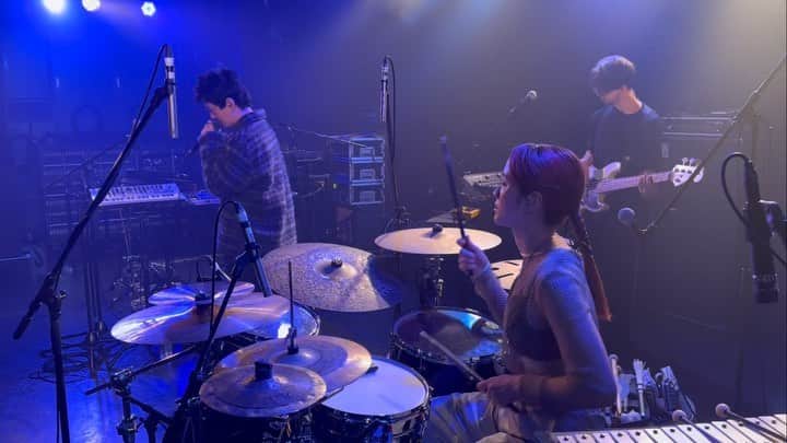 大澤実音穂のインスタグラム：「『ame_no_parade 10th Anniversary Tour〜Progress〜』  いよいよ明日11月27日(月)は、恵比寿 LIQUIDROOMでツアーファイナル。早いなあ。皆に会えるのを楽しみにしています🐈‍⬛❄︎ 急に冷えてきたので暖かくして来てね🫶🏻  東京公演限定でフーディーも販売しますので、物販コーナーもチェックしてみて下さい。🪁  @amenoparade  @liquidroom_ebisu」