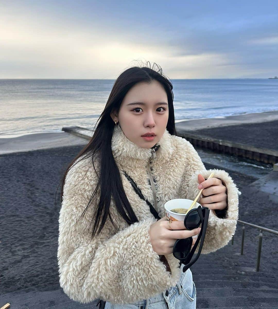 大瀧沙羅さんのインスタグラム写真 - (大瀧沙羅Instagram)「『衝撃のベビーフェイス』こと、 さら です👶🫧　@sara_1206insta  江ノ島で日の出を見に行ってきました🌅✨  なんで江ノ島で日の出かっていうのは、、 特にありません！笑笑  ただ前回、夕方から行って夜の江ノ島だったので、今回は朝から行ってみよっか〜ってノリで日の出観光してきました🤩🤩  清々しい朝でとっても爽やか〜 と思いきや！！  写真見ての通り、本当に本当に寒くて😂😂 普通に風邪引くかと思いました💦笑  体が冷えてるのにも関わらず、お目当てのアサイーボウルもしっかり食べました😏✨  温かいご飯が食べたかった所なんですが、万年ダイエッターの私はアサイーを食べないと絶対後悔する！と思って凍えながら食べました😂  でもやっぱり本当に美味しい！🤤 沙羅のアサイーボウルブームはまだまだ続きます👶  （投稿画像決めて、今気付いたけど2枚目ポケットからカイロはみ出てるね、、  今回はアサイーボウルだったけど、次回は朝からやってる和食屋さんあるみたいなので、朝から魚定食とか食べて見たいなー🤩  美味しいお店知ってたら教えてね🥰  📢お知らせ📢  ●誕生日会&クリスマス会  日時:12月16日18:00〜21:30 場所:都内 ご応募いただいた方に詳細お送り致します。  ●関西撮影会予定 12月30日  ●ファンクラブ ハイライト、Twitterから確認ください 私の自由な姿が見られます🥰  ↓他の投稿はこちら↓ @sara_1206insta  #大瀧沙羅　#衝撃のベビーフェイス #ベビーフェイス #さらごはん　#江ノ島 #寒い　#海　#湘南 #アサイーボウル　#朝定食 #朝日　#BLT」11月26日 21時25分 - sara_1206insta