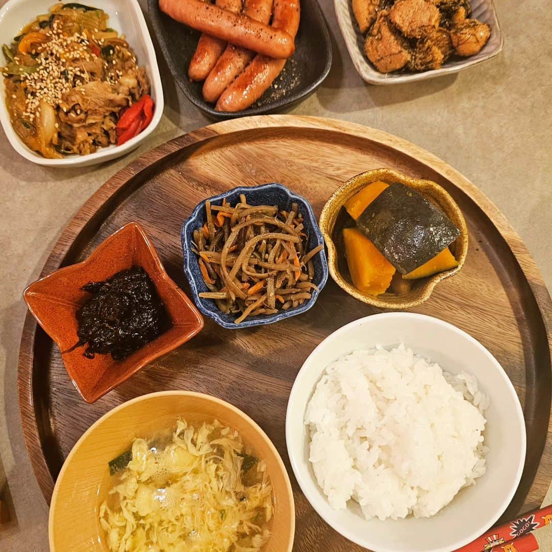 兎味ペロリナのインスタグラム：「いつだかのおうちごはん。  最近はなかなか手のかかるご飯が作れなくて、伴侶には申し訳ないけど簡単なのばっかり！  一枚目はほとんどセブンイレブン😹 金のウインナーは前から好きだったけど、やっぱりお総菜もうまい… 特にこの冷凍チャプチェむちゃくちゃおいしかった。  2伴侶が喉痛めたときの野菜たっぷりうどんとお総菜  3酒のつまみみたいなごはんのお供と、レンジで作ったなすの煮浸し風」