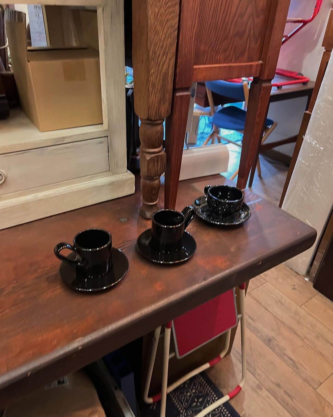 丸山クルミのインスタグラム：「白やブラウン系のカップが多い我が家では珍しく 黒いカップ&ソーサーを購入☕️」