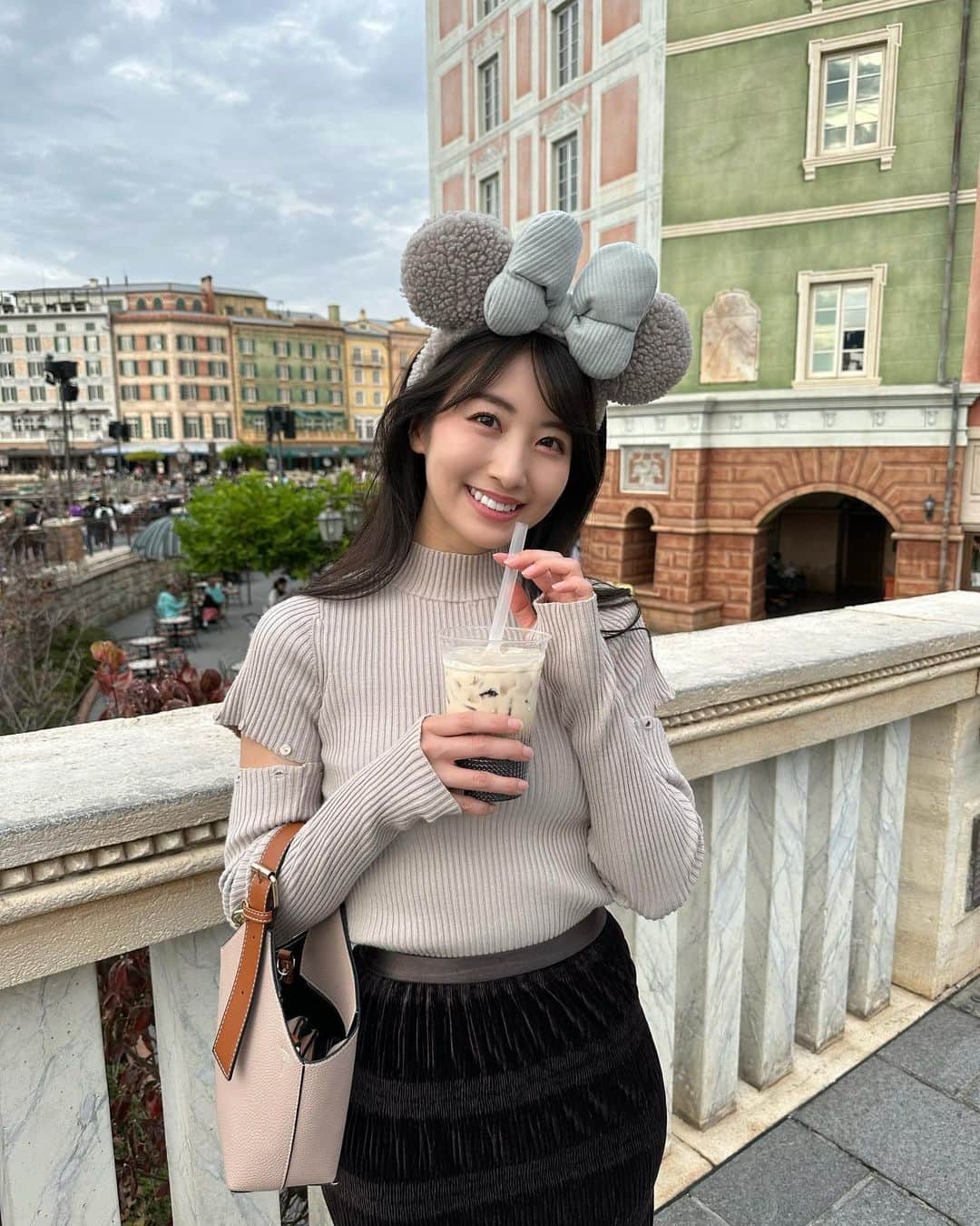 関根ささらさんのインスタグラム写真 - (関根ささらInstagram)「大好きな #コーヒータピオカラテ ☕️🧋🤎  寒くなる前に飲むぞ！と #ディズニーハロウィン 期間に飲みました♡  #ヴェネツィアンゴンドラ に繋がるこの橋が #東京ディズニーシー を感じられてめちゃくちゃ好き🥹🩷 . . . . #ディズニーフード #ディズニーカチューシャ #ディズニーコーデ #ディズニーシー #東京ディズニーリゾート #ディズニーグラム #disneygram #tokyodisneysea #tds #tokyodisney #disneygram #disneyfan #disneyfoodie #disneyfoodblog #disneyfashion #disneyootd #ootd #outfitoftheday」11月26日 21時26分 - sasarasekine