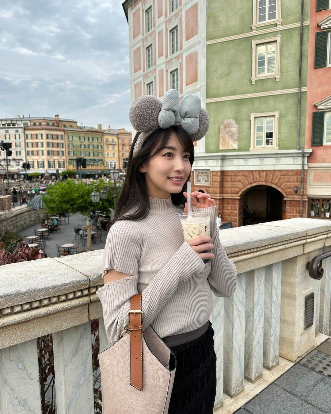 関根ささらさんのインスタグラム写真 - (関根ささらInstagram)「大好きな #コーヒータピオカラテ ☕️🧋🤎  寒くなる前に飲むぞ！と #ディズニーハロウィン 期間に飲みました♡  #ヴェネツィアンゴンドラ に繋がるこの橋が #東京ディズニーシー を感じられてめちゃくちゃ好き🥹🩷 . . . . #ディズニーフード #ディズニーカチューシャ #ディズニーコーデ #ディズニーシー #東京ディズニーリゾート #ディズニーグラム #disneygram #tokyodisneysea #tds #tokyodisney #disneygram #disneyfan #disneyfoodie #disneyfoodblog #disneyfashion #disneyootd #ootd #outfitoftheday」11月26日 21時26分 - sasarasekine