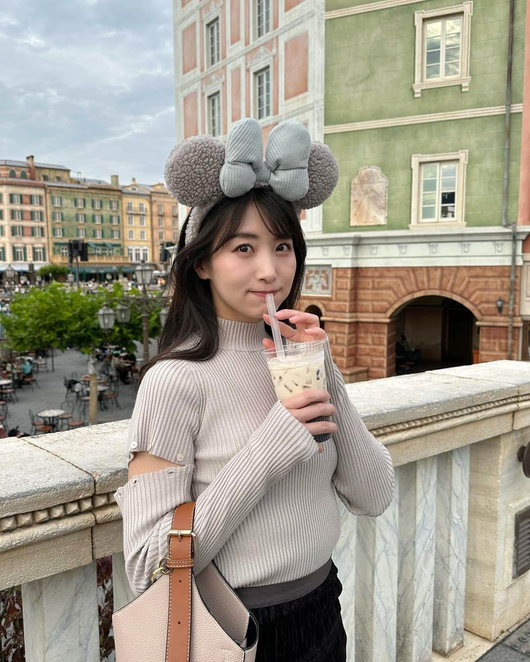 関根ささらさんのインスタグラム写真 - (関根ささらInstagram)「大好きな #コーヒータピオカラテ ☕️🧋🤎  寒くなる前に飲むぞ！と #ディズニーハロウィン 期間に飲みました♡  #ヴェネツィアンゴンドラ に繋がるこの橋が #東京ディズニーシー を感じられてめちゃくちゃ好き🥹🩷 . . . . #ディズニーフード #ディズニーカチューシャ #ディズニーコーデ #ディズニーシー #東京ディズニーリゾート #ディズニーグラム #disneygram #tokyodisneysea #tds #tokyodisney #disneygram #disneyfan #disneyfoodie #disneyfoodblog #disneyfashion #disneyootd #ootd #outfitoftheday」11月26日 21時26分 - sasarasekine