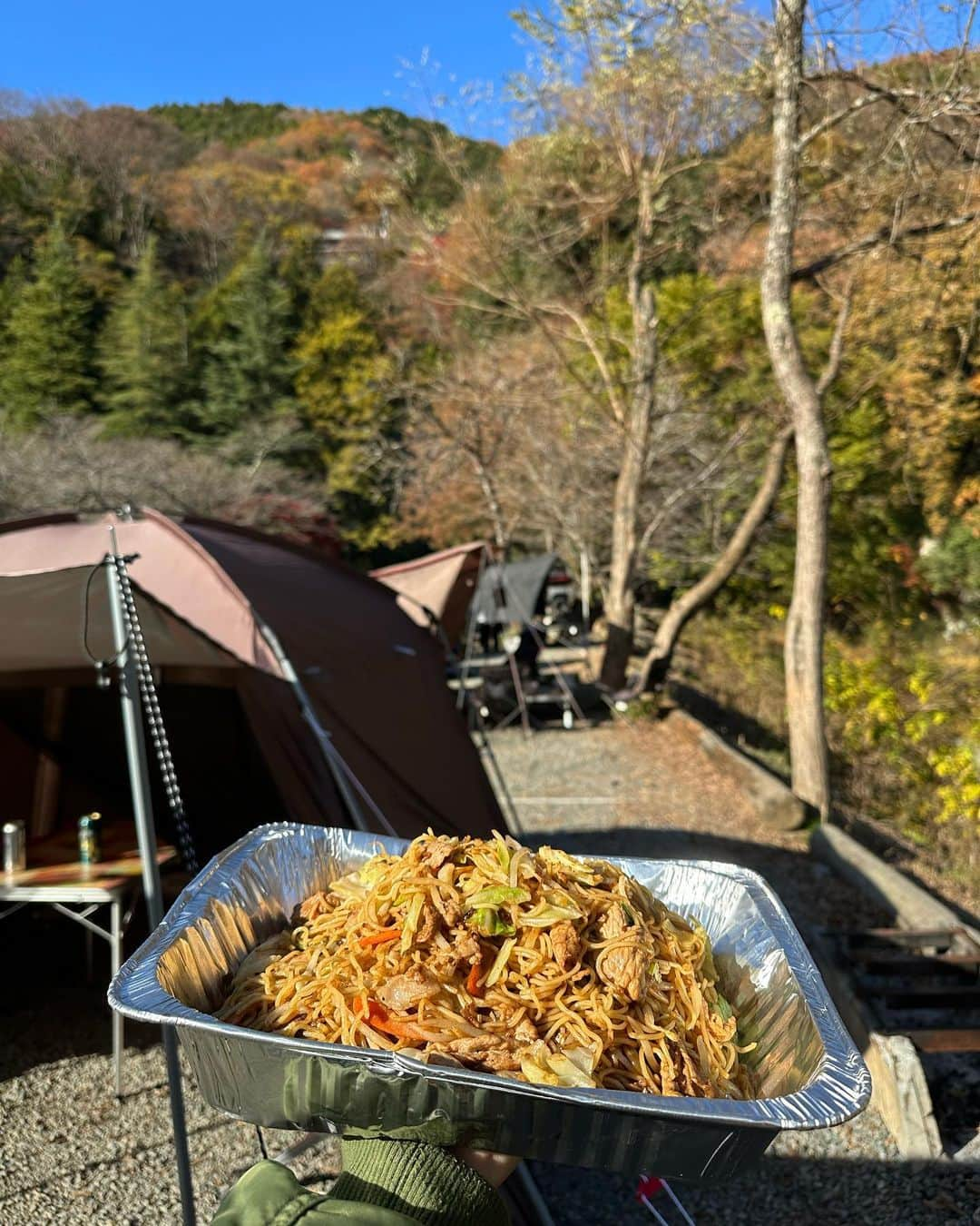 松井貴香さんのインスタグラム写真 - (松井貴香Instagram)「.  人生2度目のキャンプをしてきました🏕️  極度の寒がりは、綺麗な景色と一緒にとか キャンプの様子の写真を撮ってもらう気力もなく 毛布に包まってテントの中のストーブ前から動けず 役立たずでした😪😊笑  でも寒くなったことで 綺麗に紅葉してて綺麗だったし プクも一緒に行けて嬉しかった〜🐶❤️  .  冬は寒さで外出るのも動くのも億劫になってダメね〜 みんな連れ出してください。笑  .」11月26日 21時27分 - kiko414_m