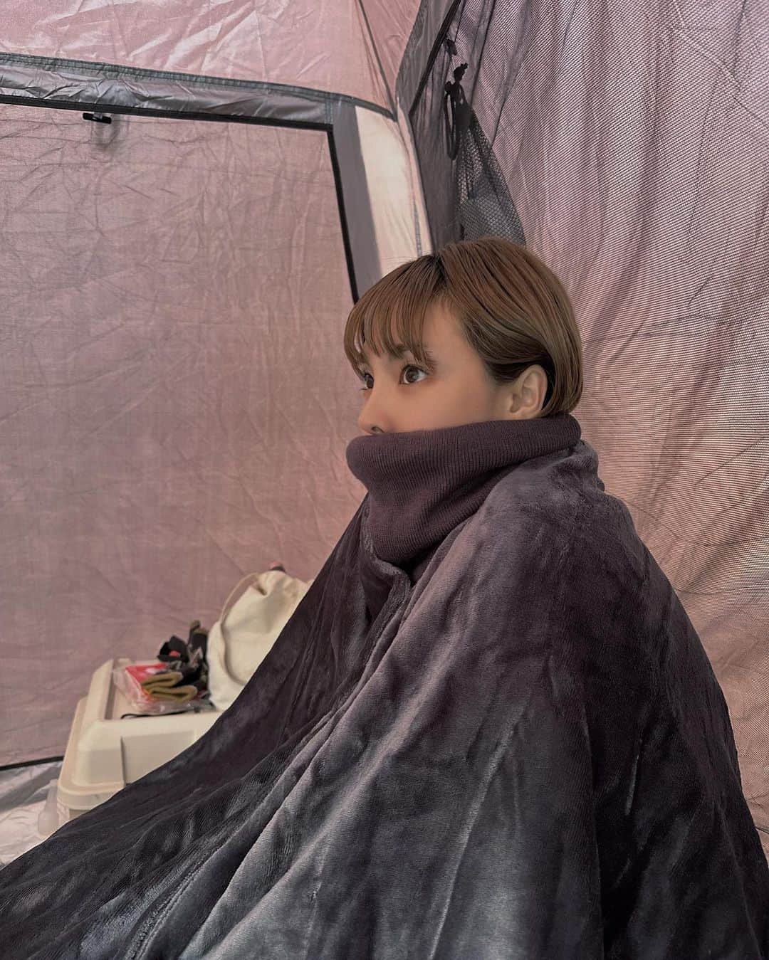 松井貴香のインスタグラム：「.  人生2度目のキャンプをしてきました🏕️  極度の寒がりは、綺麗な景色と一緒にとか キャンプの様子の写真を撮ってもらう気力もなく 毛布に包まってテントの中のストーブ前から動けず 役立たずでした😪😊笑  でも寒くなったことで 綺麗に紅葉してて綺麗だったし プクも一緒に行けて嬉しかった〜🐶❤️  .  冬は寒さで外出るのも動くのも億劫になってダメね〜 みんな連れ出してください。笑  .」