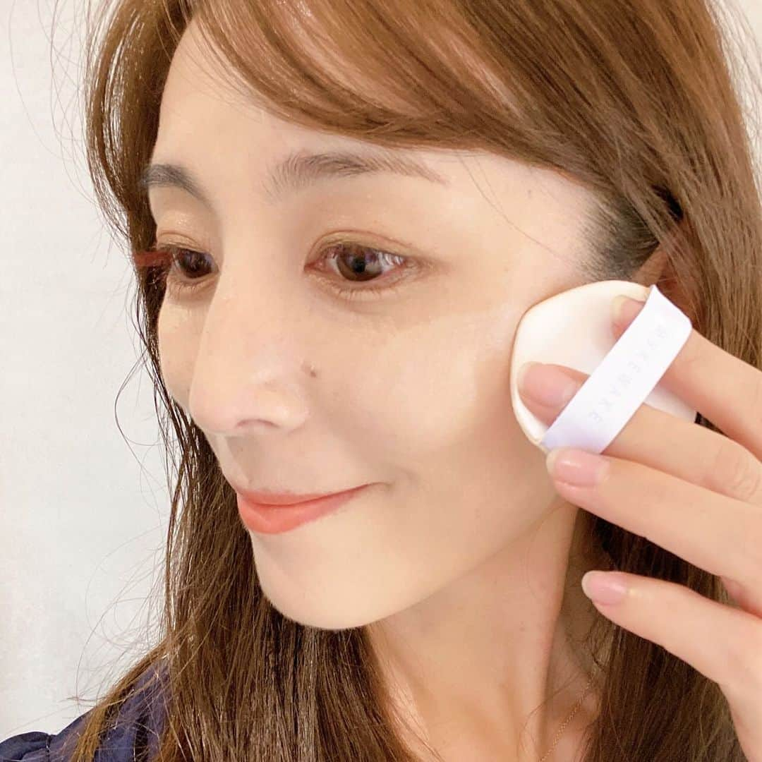 大谷朋子さんのインスタグラム写真 - (大谷朋子Instagram)「♡ * 憧れのツヤ肌になれる WAKEMAKEの 「ウォーターグロウコーティングクッション 21号」♡ * スポンジとメッシュネットの二重構造だから、 パフに大量の液が含まれず、ムラなく肌に密着して、 毛穴もきれいにカバーしてくれる♫ * たっぷりの保湿成分で、 時間が経っても崩れないコーティング光沢は感動もの✧ * キレイなツヤ肌手に入れたい方に おすすめのクッションファンデ！！ * * @wakemake_official @wakemake_japan #PR #WAKEMAKE #クッションファンデ #ウェイクメイク #韓国コスメ #時短メイク」11月26日 21時32分 - tomoko_ohtani