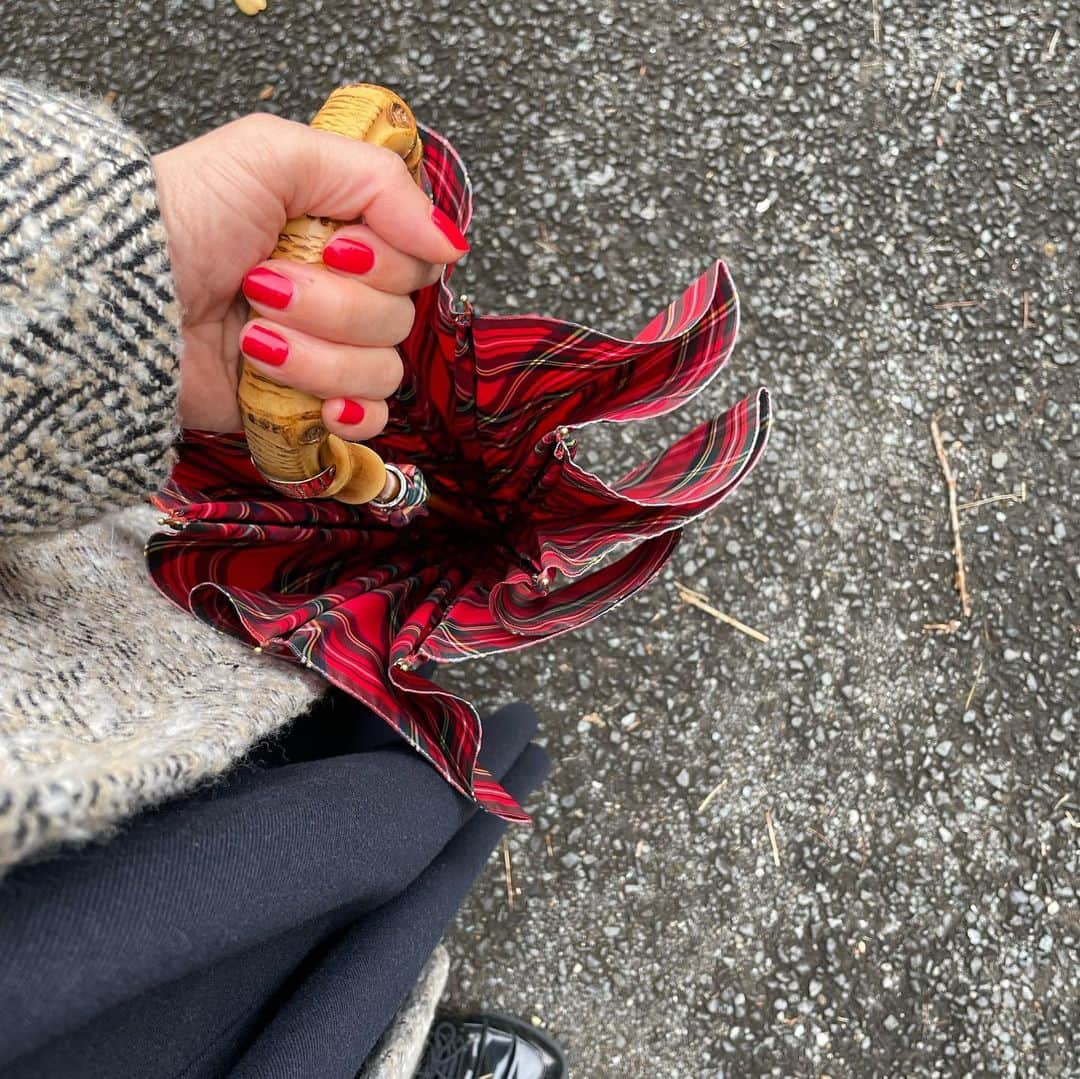 canariaさんのインスタグラム写真 - (canariaInstagram)「_  赤がさし色  tops #urbanresearch  dress #無印良品 coat #canaria_style shoes #zara bag #hayni umbrella #traditionalweatherwear  necklace #zara  #アラフィフファッション #50代ファッション #大人カジュアル #雨の日コーデ #canariacoordinates」11月26日 21時29分 - canaria_rs