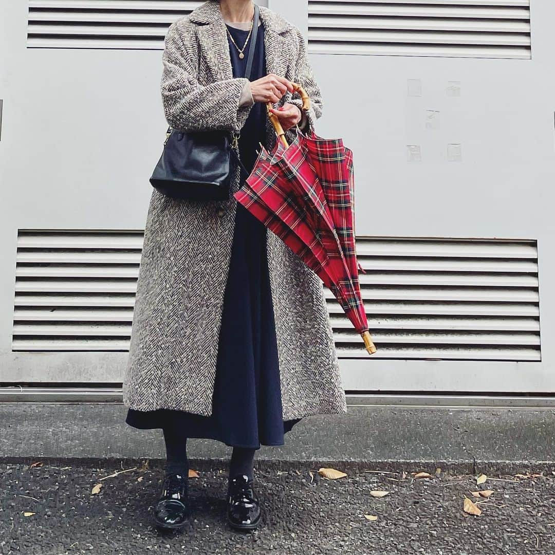 canariaさんのインスタグラム写真 - (canariaInstagram)「_  赤がさし色  tops #urbanresearch  dress #無印良品 coat #canaria_style shoes #zara bag #hayni umbrella #traditionalweatherwear  necklace #zara  #アラフィフファッション #50代ファッション #大人カジュアル #雨の日コーデ #canariacoordinates」11月26日 21時29分 - canaria_rs