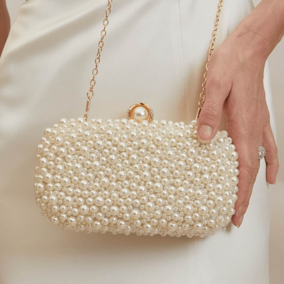 キャサリンディーンさんのインスタグラム写真 - (キャサリンディーンInstagram)「Dive into Luxury with our Archie Handbag ✨🥰⁣ Add texture and detail to your wedding day with this pearl encrusted companion. Experience a touch of sophistication, elegance and beauty.  #catherinedeane #cdbride #cdlove #cdaccessories #accessories」11月26日 16時00分 - catherine__deane