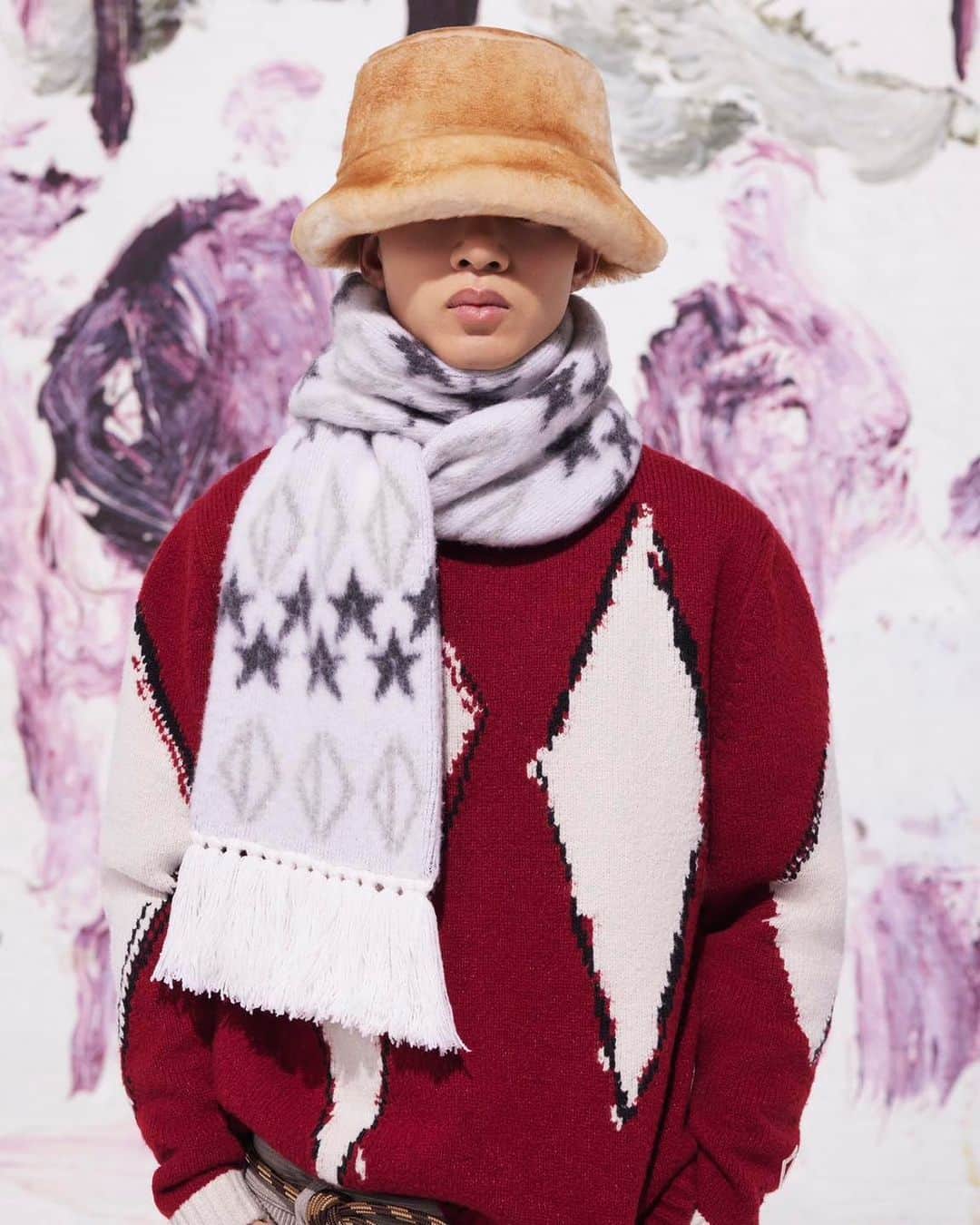 のインスタグラム：「Brave the elements with the new #DiorSki capsule from #DiorSpring24 by @MrKimJones, mixing form and function in looks that combine the pleasure of speed with safety and an unparalleled sense of style, incorporating bold punkish motifs by @PeterDoig. Highlights include hi-tech ski suits developed with Japan's @Descente_International, two helmet designs and a pair of goggles produced with @POCSports, and an exclusive snowboard featuring a reproduction of a bewitching artwork by Peter Doig, made by @AK.SKI.  © @Jackie_Nickerson」