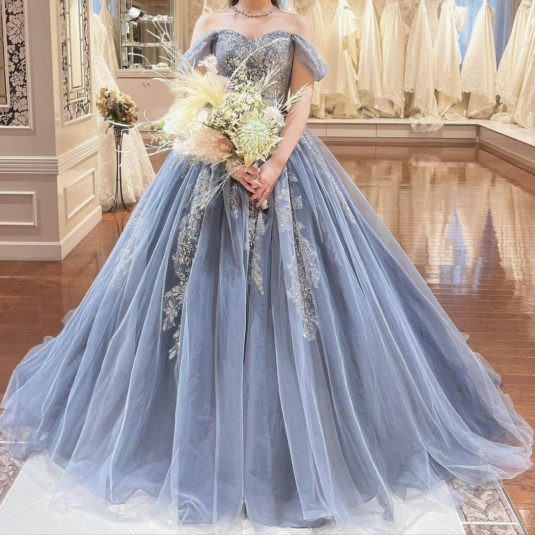 ♡プラコレWedding·⋆*さんのインスタグラム写真 - (♡プラコレWedding·⋆*Instagram)「. placole_dressy【#DRESSY花嫁 】 【#プラコレ】をつけて投稿&フォローしてね♩ . ＝＝＝＝＝＝＝ . 注目の的！ ハートカットのドレスの魅力は？💜  胸元がハート型になっているドレスで 可愛らしさとドレス姿を美しく魅せる形👗  女性らしさをより引き出します✨ . ＝＝＝＝＝＝＝＝ 👗photo by ... @wd.eri さま @aya_wd2024 さま @ksan_no_wedding さま @hachi__wd さま ＝＝＝＝＝＝＝＝ . 『#DRESSY花嫁』『#プラコレ』の ハッシュタグをつけて写真をUPしてね✦ 花嫁アプリ『DRESSY by プラコレ』の 記事に掲載＆リグラムされるかも♩ . みなさまからのいいねや保存 コメントをお待ちしています♥️ 「このウェディングドレス可愛い！」 「ヘアスタイルも気になる！！」 「今の花嫁さんの流行りは！？」etc. . ＝＝＝＝＝＝＝＝ 花嫁アプリでは、 プロのアドバイザーに結婚式の相談を何度でも♡ ウェディングドレスの記事や、 自分のウェディングレポを残せちゃう♡” . >>>TOPのURLからcheck ⋈ @placole_dressy >>>結婚のご相談は プラコレウェディングアドバイザーへ♡ @wedding_adviser >>>ウェディングレポを残したいなら、 farny by プラコレをcheck ✎ @farny_wedding >>>花嫁準備に欠かせないアイテムをお探しなら placole & dressy Beauty をcheck ❁ @dressy_beauty_ >>>素敵なドレスに出会いたい花嫁さま♡ @dressyonline_をcheck >>>おしゃれなファミリーフォトは ドレシーベイビーをcheck 𓏸 @dressy.baby >>>鎌倉にOPEN”お花とドレスと紅茶のカフェ” @dressyroom_teaをcheck𓌉𓇋 >>>名古屋にOPEN”ウェディング体験型カフェ @dressycafe_nagoya をcheck𓌉𓇋 . ＝＝＝＝＝＝＝＝＝＝＝＝＝＝＝＝ . #一度きりの人生一度は魔法にかけられて #花嫁 #卒花嫁 #結婚 #結婚式 #試着レポ #farnyレポ #2023冬婚 #2024春婚 #2024夏婚 #2024秋婚 #カラードレス試着 #ドレス試着 #ドレス試着レポ #ドレス選び #カラードレス #カラードレス迷子 #ウェディングドレス #ドレス迷子 #チュールドレス #ドレストレーン #試着レポ #パープルドレス #紫ドレス #ハートカット  #ハートカットドレス」11月26日 16時03分 - placole_dressy