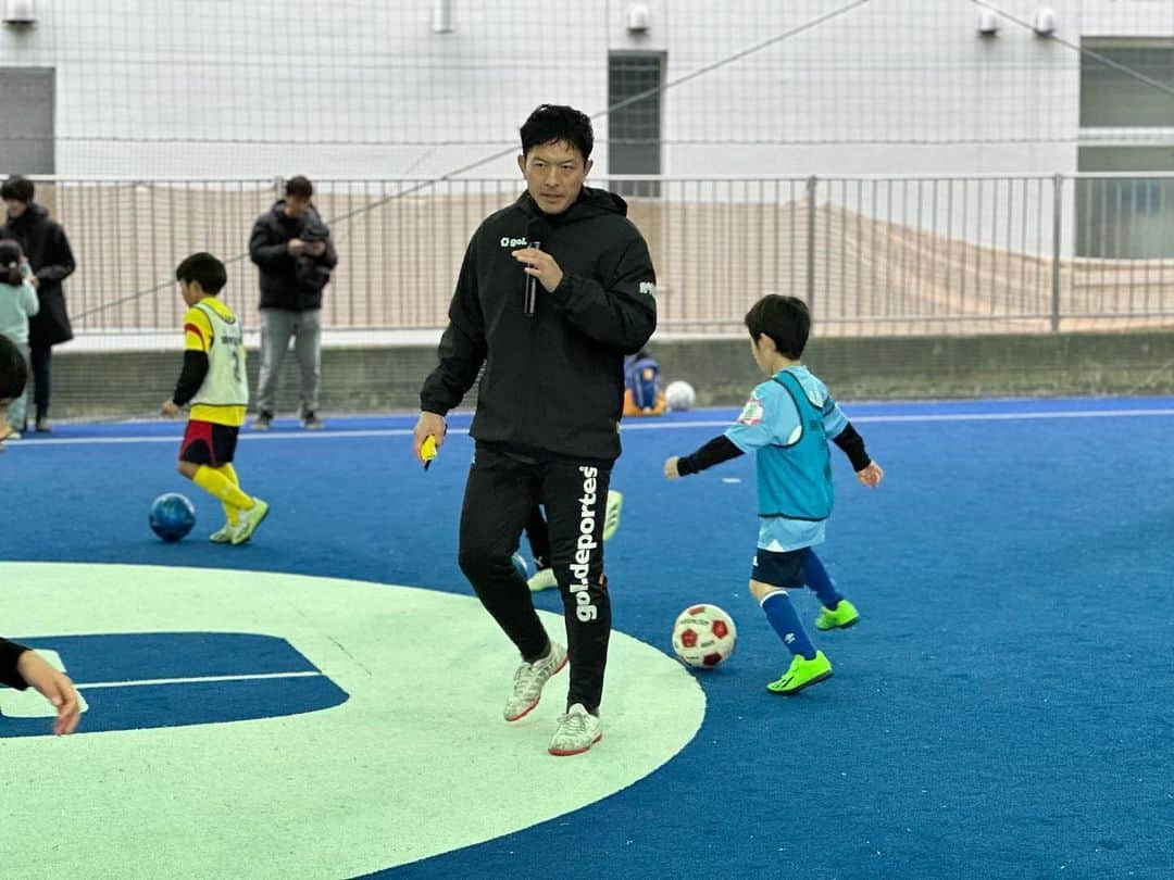 太田吉彰さんのインスタグラム写真 - (太田吉彰Instagram)「朝日新聞ジュニアサッカースクール　  銀座deフットサル蒲田にて、 朝日新聞ジュニアサッカー教室を佐藤寿人さんと一緒にやりました。　  寒い中でも100名以上の子供達が参加してくれました。　  関係者の皆様 参加してくれた子供達ありがとうございました。　  #朝日新聞　#サッカー教室　#サッカースクール　 #佐藤寿人　さん　#太田吉彰　#東京　#蒲田」11月26日 16時04分 - yoshiakiohta09