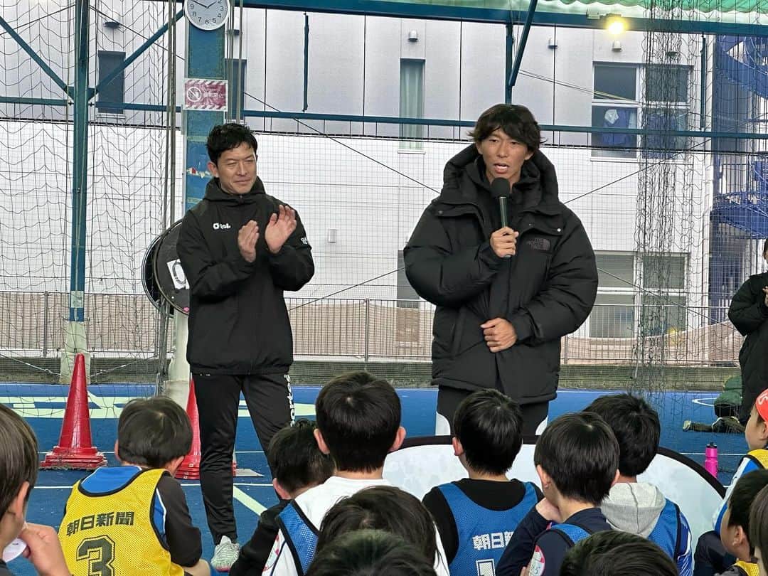 太田吉彰さんのインスタグラム写真 - (太田吉彰Instagram)「朝日新聞ジュニアサッカースクール　  銀座deフットサル蒲田にて、 朝日新聞ジュニアサッカー教室を佐藤寿人さんと一緒にやりました。　  寒い中でも100名以上の子供達が参加してくれました。　  関係者の皆様 参加してくれた子供達ありがとうございました。　  #朝日新聞　#サッカー教室　#サッカースクール　 #佐藤寿人　さん　#太田吉彰　#東京　#蒲田」11月26日 16時04分 - yoshiakiohta09