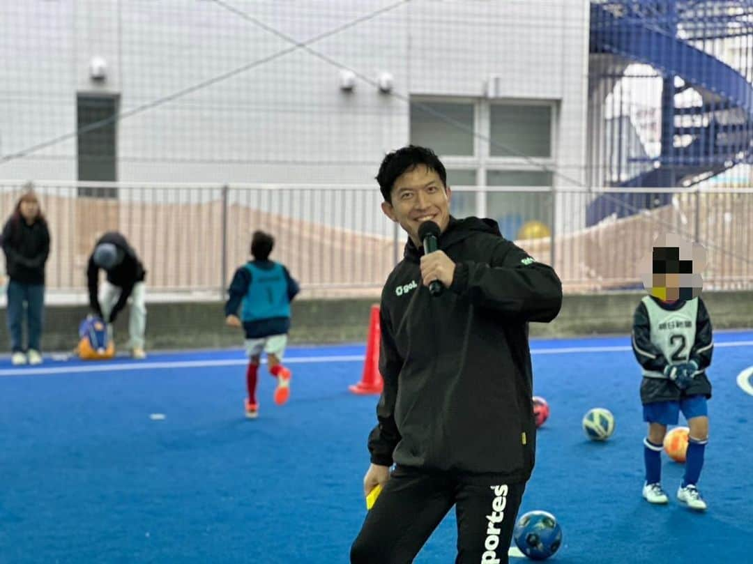 太田吉彰さんのインスタグラム写真 - (太田吉彰Instagram)「朝日新聞ジュニアサッカースクール　  銀座deフットサル蒲田にて、 朝日新聞ジュニアサッカー教室を佐藤寿人さんと一緒にやりました。　  寒い中でも100名以上の子供達が参加してくれました。　  関係者の皆様 参加してくれた子供達ありがとうございました。　  #朝日新聞　#サッカー教室　#サッカースクール　 #佐藤寿人　さん　#太田吉彰　#東京　#蒲田」11月26日 16時04分 - yoshiakiohta09