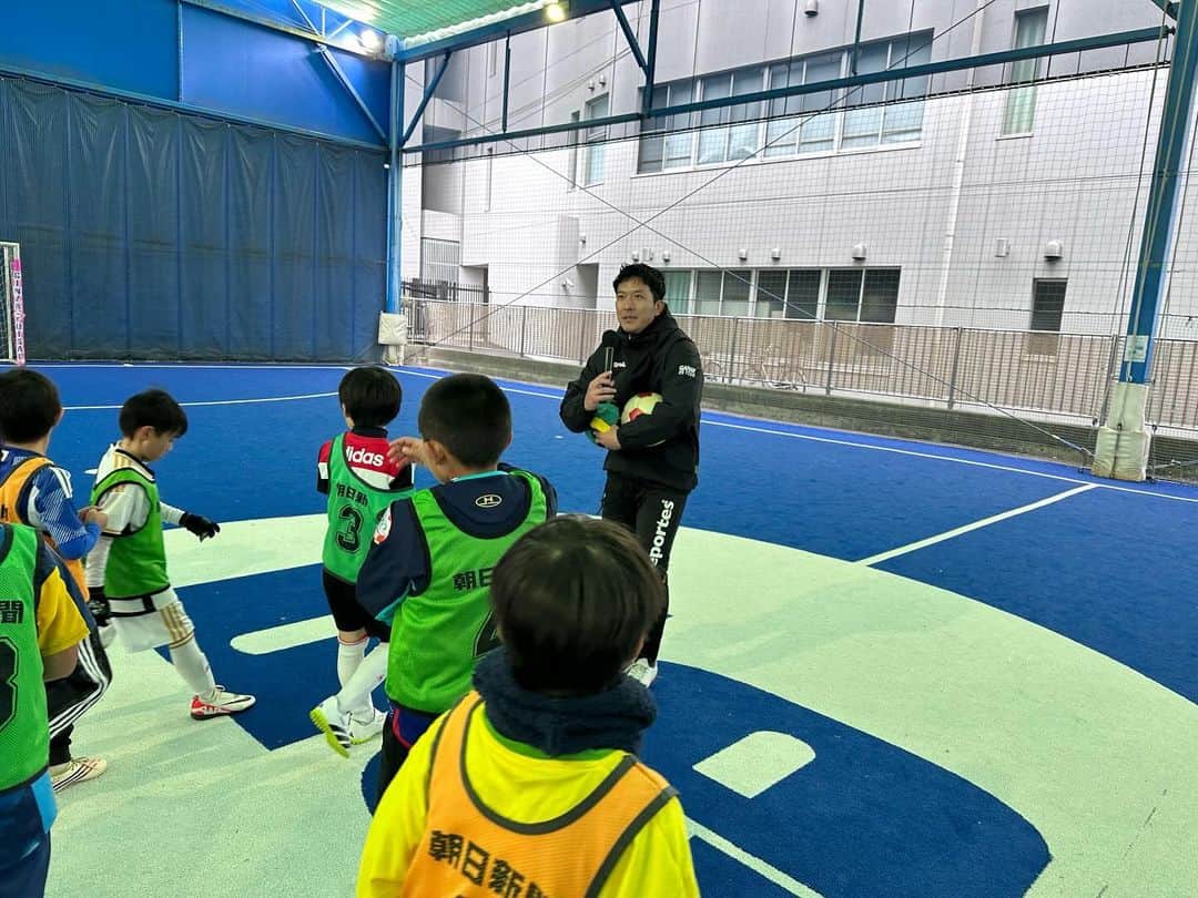 太田吉彰さんのインスタグラム写真 - (太田吉彰Instagram)「朝日新聞ジュニアサッカースクール　  銀座deフットサル蒲田にて、 朝日新聞ジュニアサッカー教室を佐藤寿人さんと一緒にやりました。　  寒い中でも100名以上の子供達が参加してくれました。　  関係者の皆様 参加してくれた子供達ありがとうございました。　  #朝日新聞　#サッカー教室　#サッカースクール　 #佐藤寿人　さん　#太田吉彰　#東京　#蒲田」11月26日 16時04分 - yoshiakiohta09