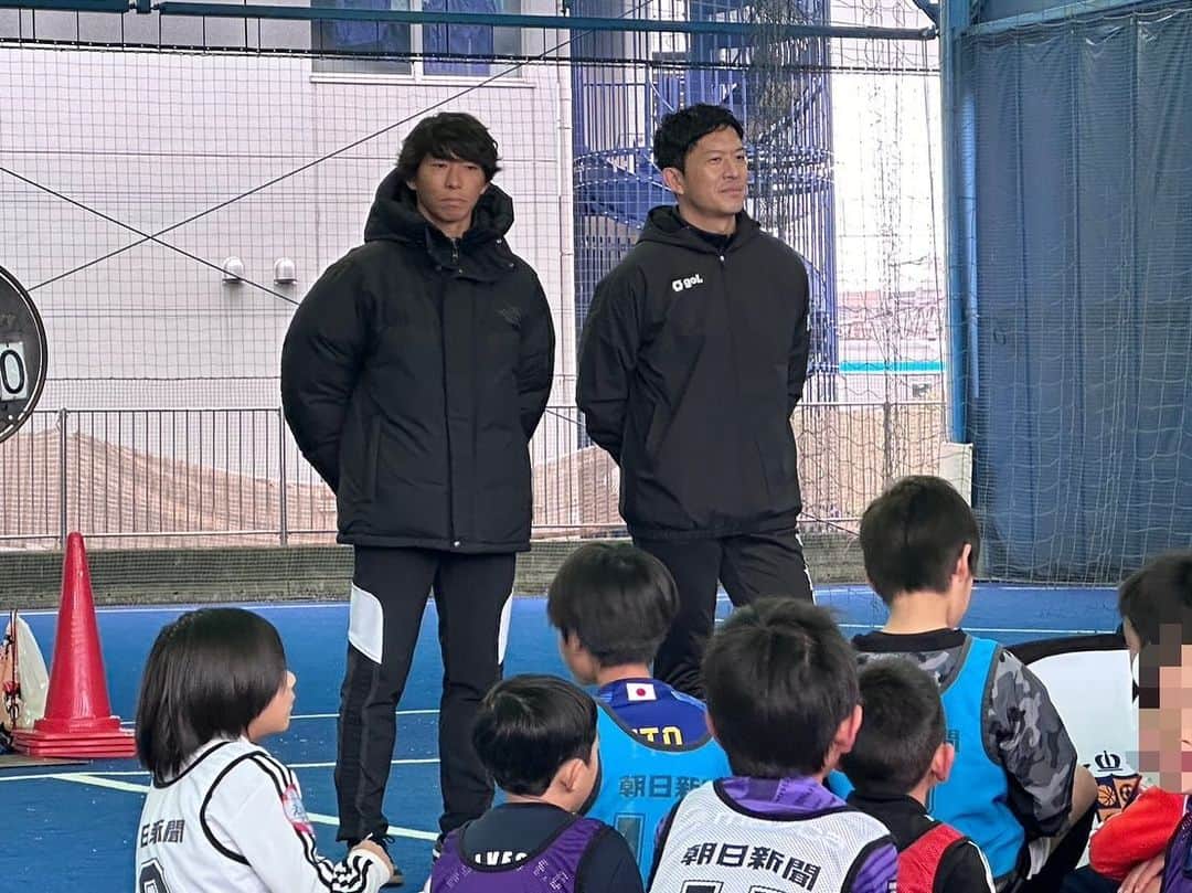 太田吉彰さんのインスタグラム写真 - (太田吉彰Instagram)「朝日新聞ジュニアサッカースクール　  銀座deフットサル蒲田にて、 朝日新聞ジュニアサッカー教室を佐藤寿人さんと一緒にやりました。　  寒い中でも100名以上の子供達が参加してくれました。　  関係者の皆様 参加してくれた子供達ありがとうございました。　  #朝日新聞　#サッカー教室　#サッカースクール　 #佐藤寿人　さん　#太田吉彰　#東京　#蒲田」11月26日 16時04分 - yoshiakiohta09