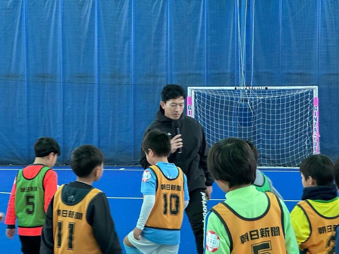 太田吉彰さんのインスタグラム写真 - (太田吉彰Instagram)「朝日新聞ジュニアサッカースクール　  銀座deフットサル蒲田にて、 朝日新聞ジュニアサッカー教室を佐藤寿人さんと一緒にやりました。　  寒い中でも100名以上の子供達が参加してくれました。　  関係者の皆様 参加してくれた子供達ありがとうございました。　  #朝日新聞　#サッカー教室　#サッカースクール　 #佐藤寿人　さん　#太田吉彰　#東京　#蒲田」11月26日 16時04分 - yoshiakiohta09