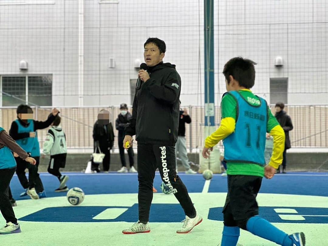 太田吉彰さんのインスタグラム写真 - (太田吉彰Instagram)「朝日新聞ジュニアサッカースクール　  銀座deフットサル蒲田にて、 朝日新聞ジュニアサッカー教室を佐藤寿人さんと一緒にやりました。　  寒い中でも100名以上の子供達が参加してくれました。　  関係者の皆様 参加してくれた子供達ありがとうございました。　  #朝日新聞　#サッカー教室　#サッカースクール　 #佐藤寿人　さん　#太田吉彰　#東京　#蒲田」11月26日 16時04分 - yoshiakiohta09