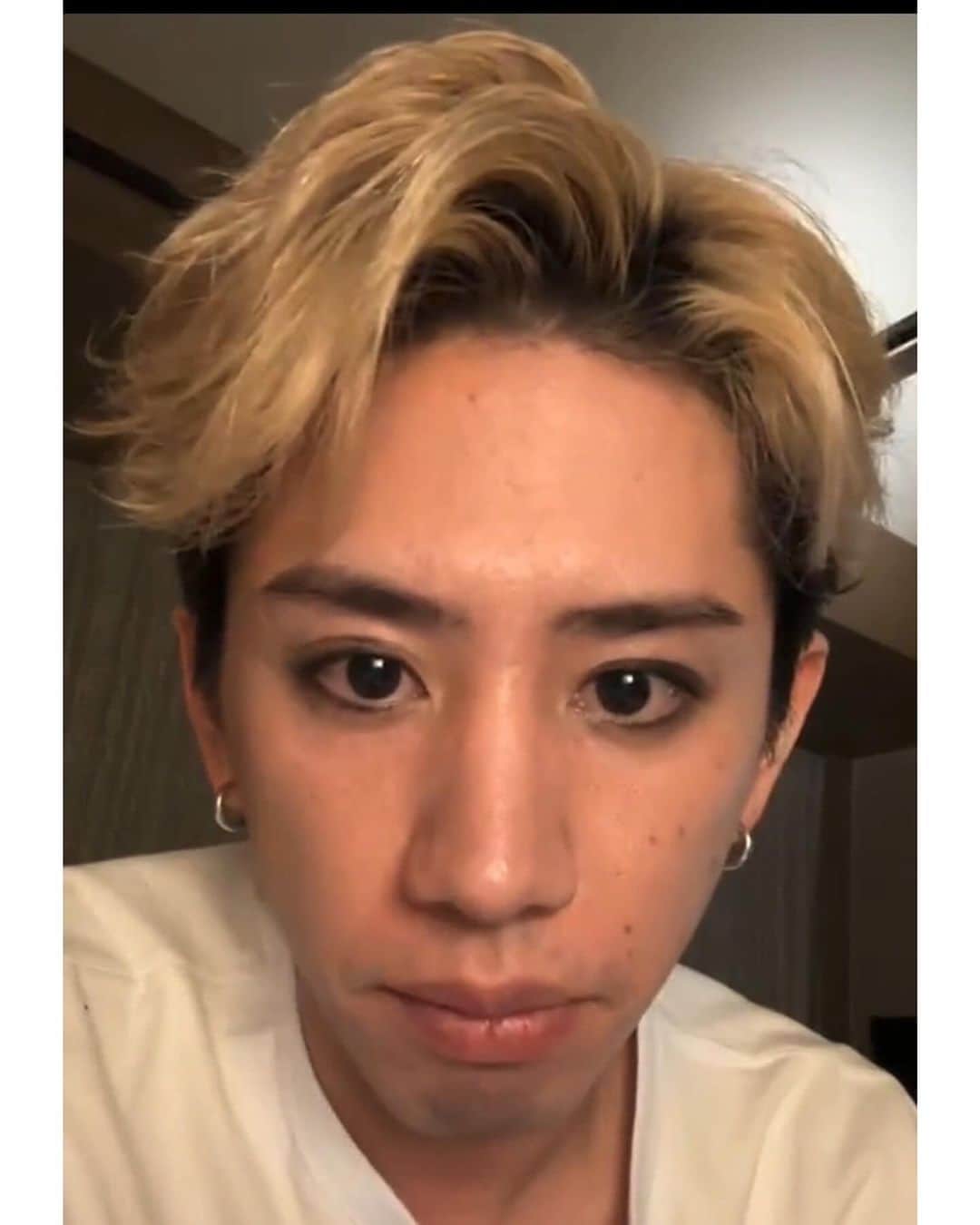 ONE OK ROCK WORLDのインスタグラム：「- ◾️11,25,2023  Insta live,Taka發來的資訊  Taka:上海Day 1因为接收粉丝的横幅引起了安保人员的注意，并收到了警告。这并不是任何人的错，只是每个地方的文化和规则不同，我们应该尊重当地的文化和遵守规矩。我在这里向大家道歉，是我注意的不够。因此，明天将不再接受来自粉丝的横幅，希望大家能互相理解，演出也顺利进行！  They will not be receiving any flags on shanghai day 2 live show due to cultural/event rules and regulation. Taka says it's no one's fault and wants everyone to have a fun and enjoyable time at their live. - #oneokrockofficial #10969taka #toru_10969 #tomo_10969 #ryota_0809 #luxurydisease#luxurydeseaseasiatour2023#shanghai」
