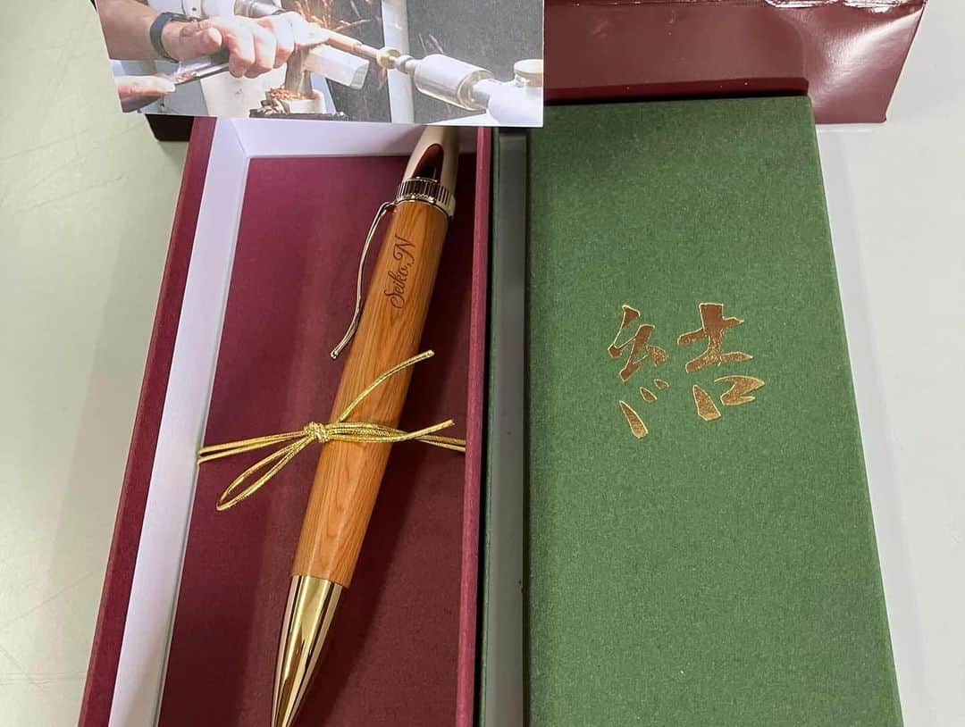 野田聖子のインスタグラム：「生活総合就労サポートCOCOiRO代表竹内久美子さんから作業所で製作されたボールペンを頂きました。素敵なボールペンありがとうございます。  #野田聖子」