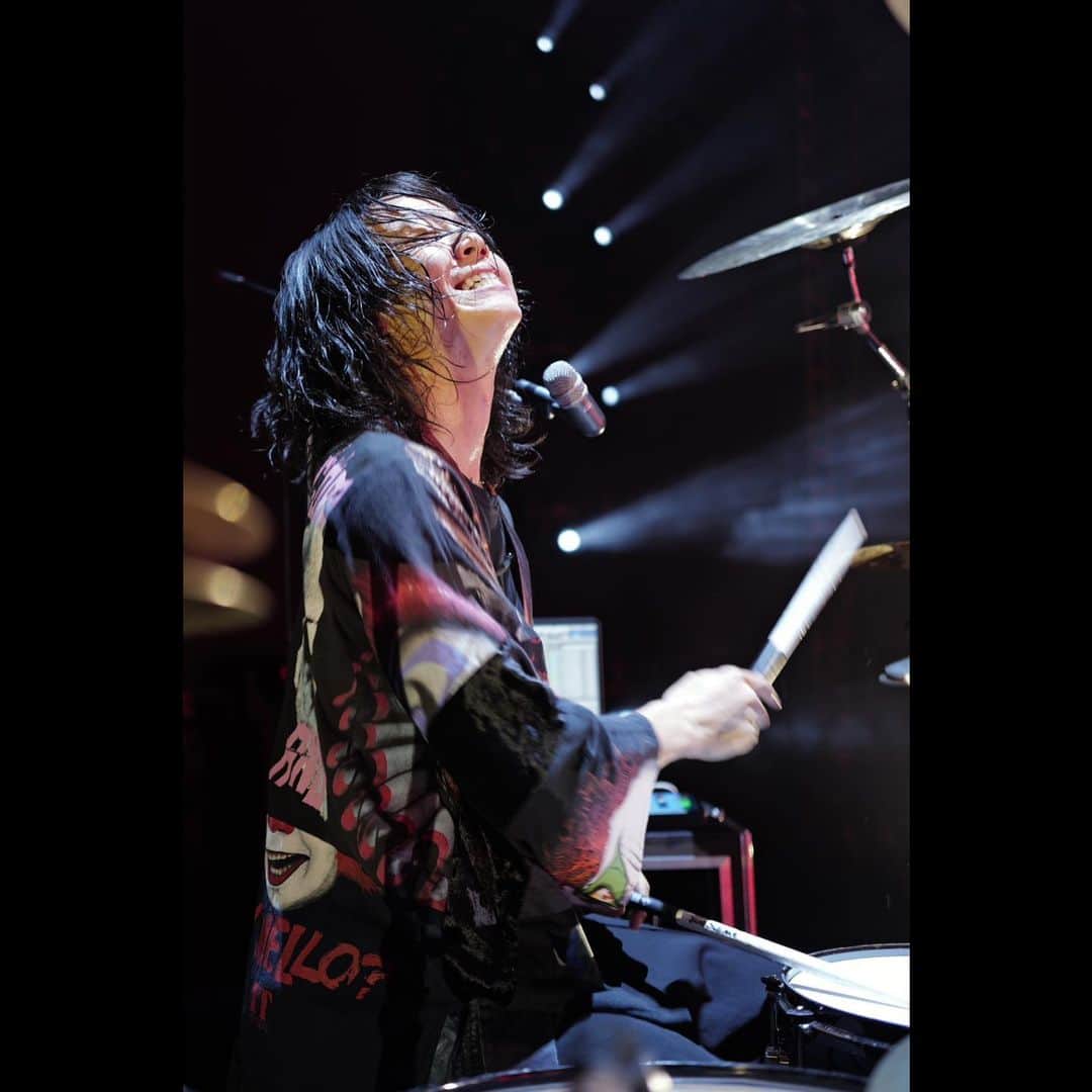 Tomoyaのインスタグラム：「上海 day 1 謝謝！👏☺️   2日目も精一杯叩きます   @oneokrockofficial  @kazulenphoto 📸   #oneokrock #drummer #luxurydisease」