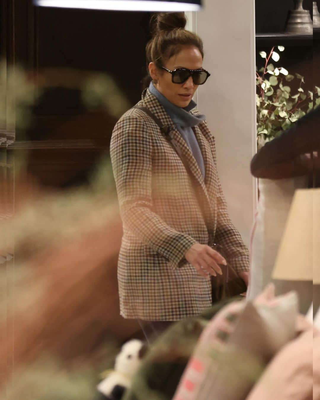 Just Jaredさんのインスタグラム写真 - (Just JaredInstagram)「Jennifer Lopez went out for a shopping trip with Ben Affleck after dropping a trailer for her new album #ThisIsMeNow, which is inspired by their marriage. We’ve got more pics of the couple and details about the album over at JustJared.com! #JenniferLopez #BenAffleck Photos: Backgrid」11月26日 16時07分 - justjared