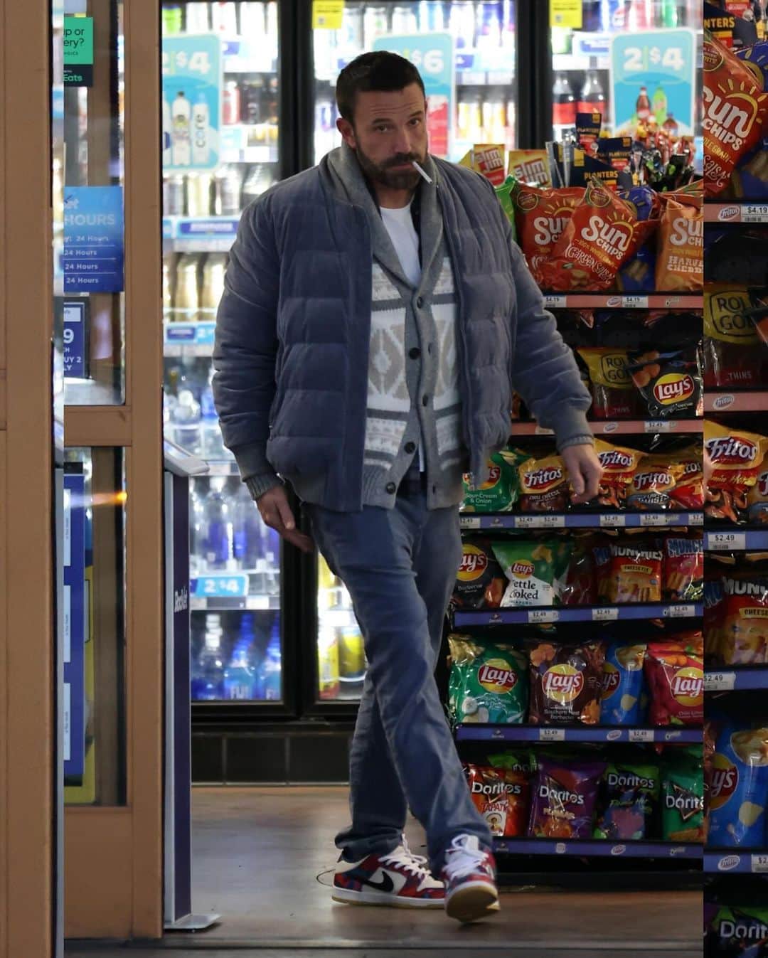 Just Jaredさんのインスタグラム写真 - (Just JaredInstagram)「Jennifer Lopez went out for a shopping trip with Ben Affleck after dropping a trailer for her new album #ThisIsMeNow, which is inspired by their marriage. We’ve got more pics of the couple and details about the album over at JustJared.com! #JenniferLopez #BenAffleck Photos: Backgrid」11月26日 16時07分 - justjared